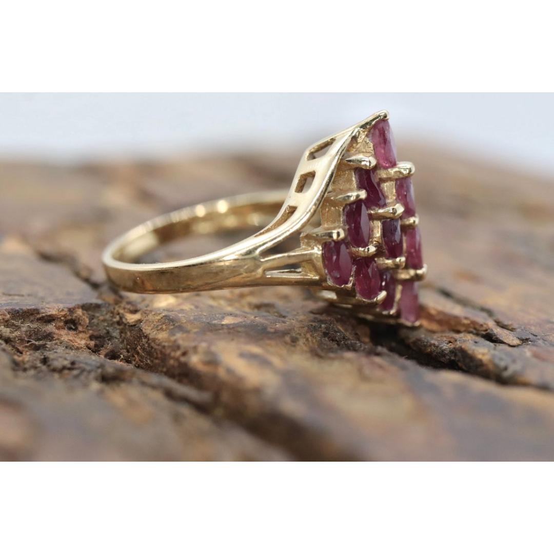 Anello con cluster di rubini in oro 10k. Forma a cupola Marquise. in vendita 1