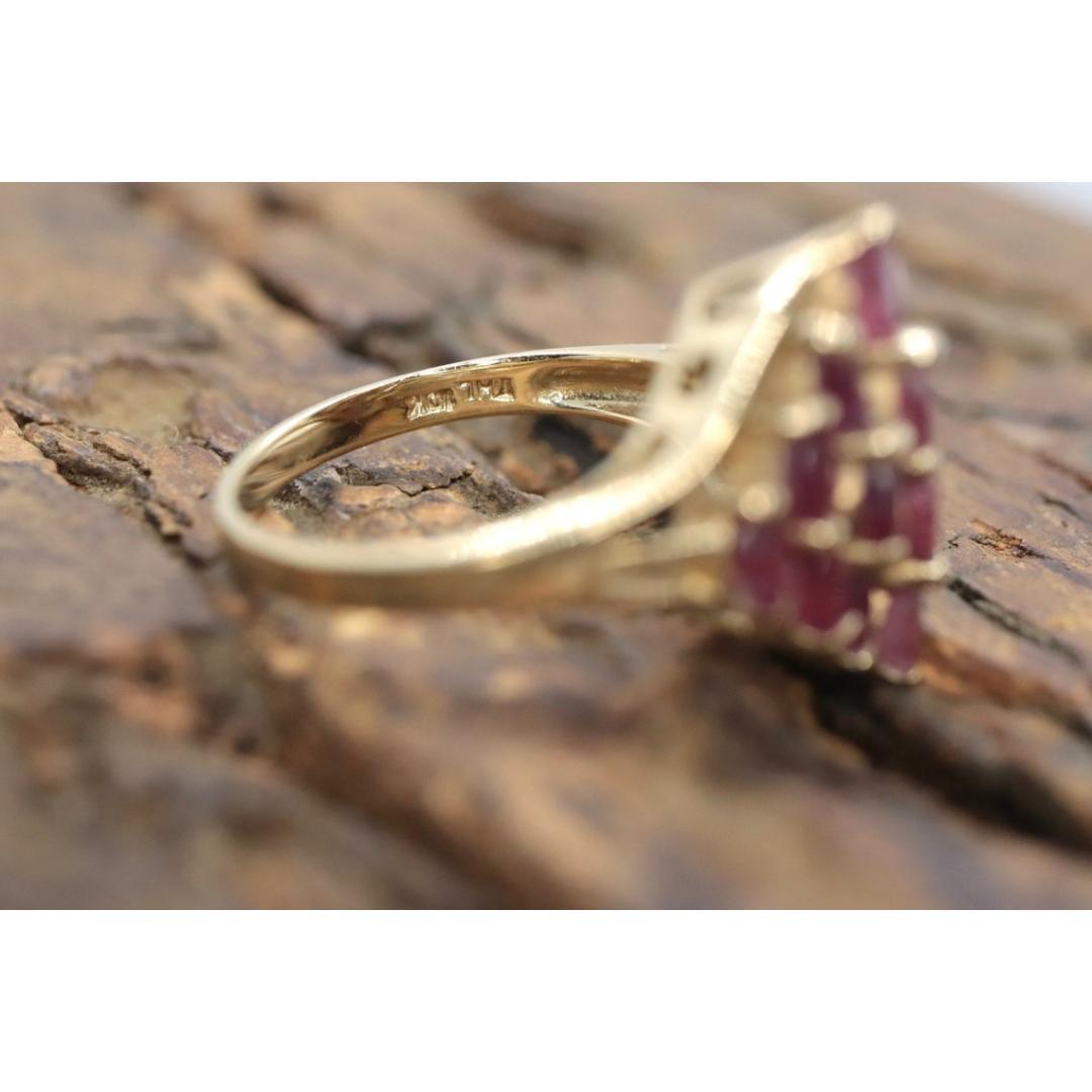 Anello con cluster di rubini in oro 10k. Forma a cupola Marquise. in vendita 2