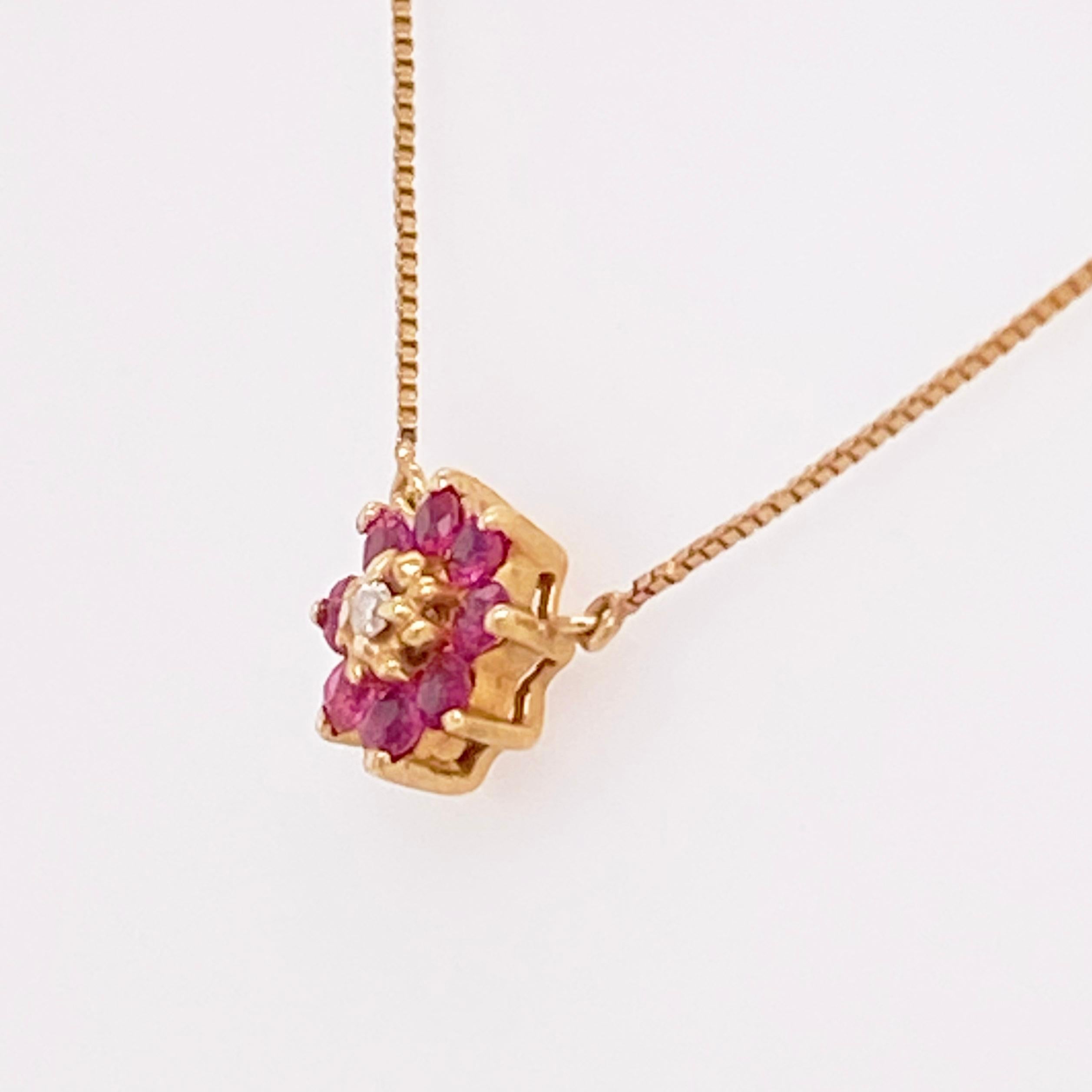 Collar Racimo de Rubíes, Diamantes, Oro Amarillo 14 Kilates, Colgante Flor, Delicado Moderno en venta