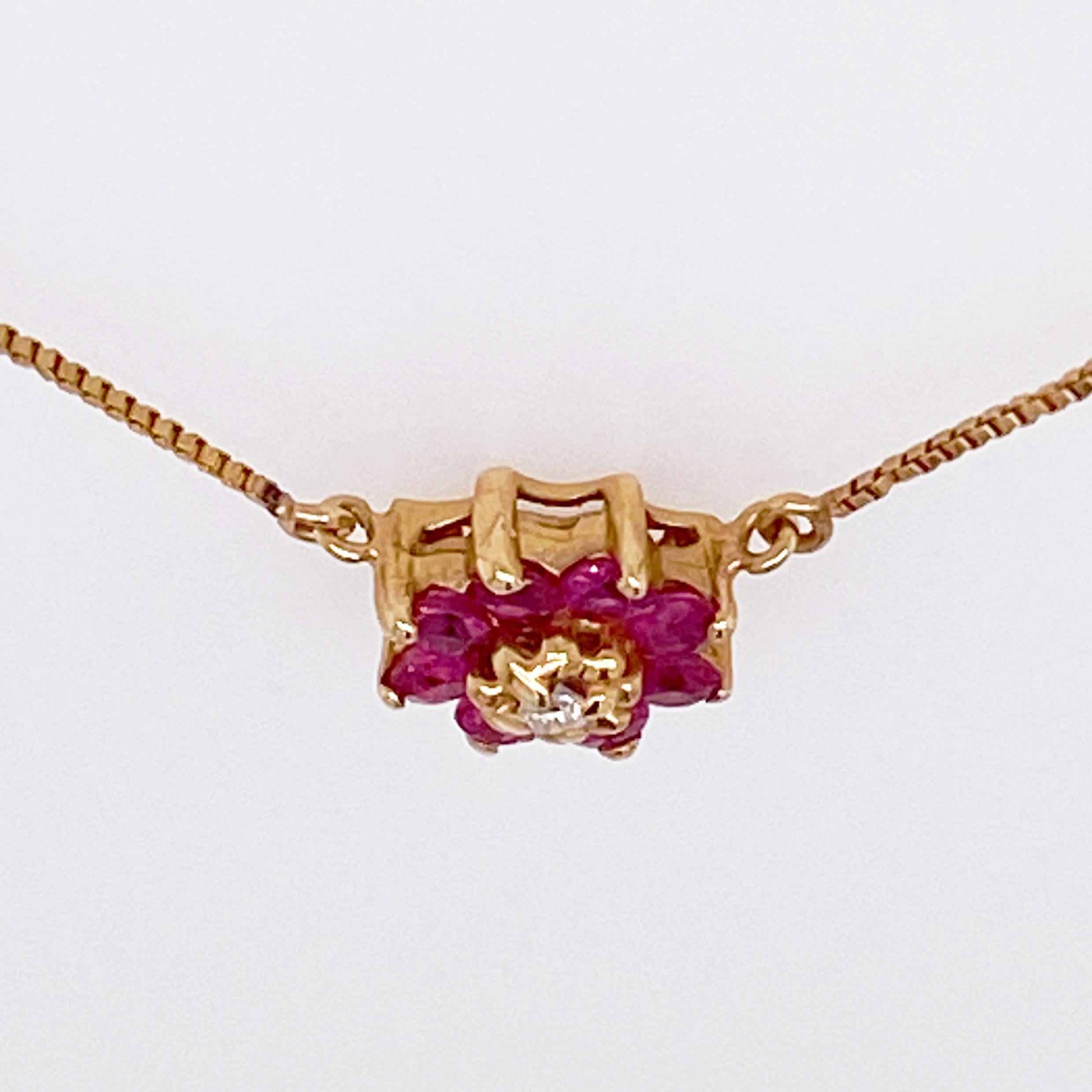 Collar Racimo de Rubíes, Diamantes, Oro Amarillo 14 Kilates, Colgante Flor, Delicado Corte redondo en venta