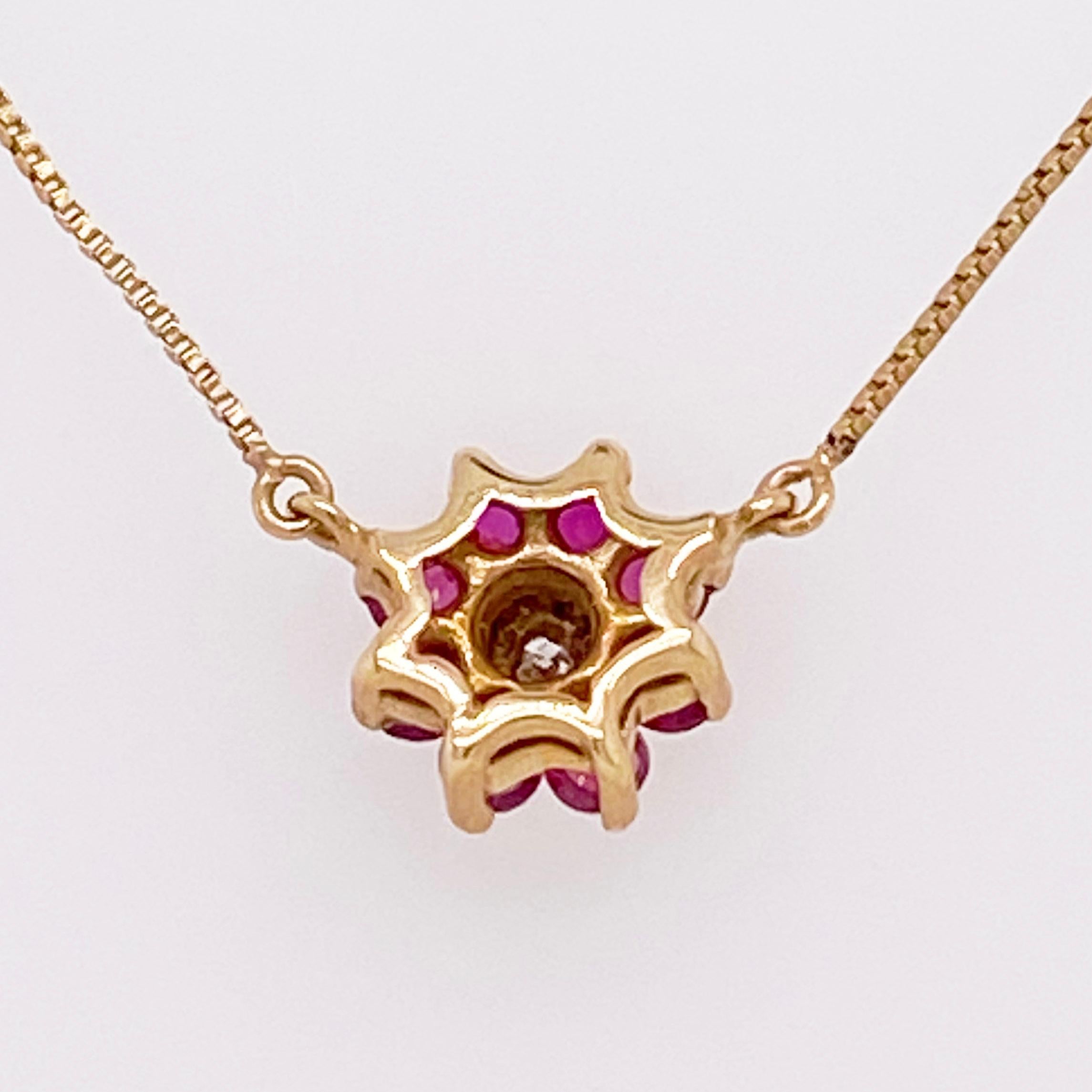 Collar Racimo de Rubíes, Diamantes, Oro Amarillo 14 Kilates, Colgante Flor, Delicado en Nuevo estado para la venta en Austin, TX
