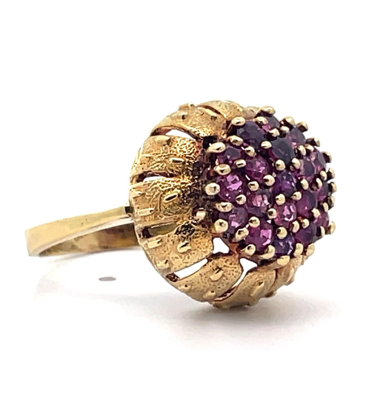 Anello con cluster di rubini e incastonatura a cattedrale in oro giallo 14K in vendita 2