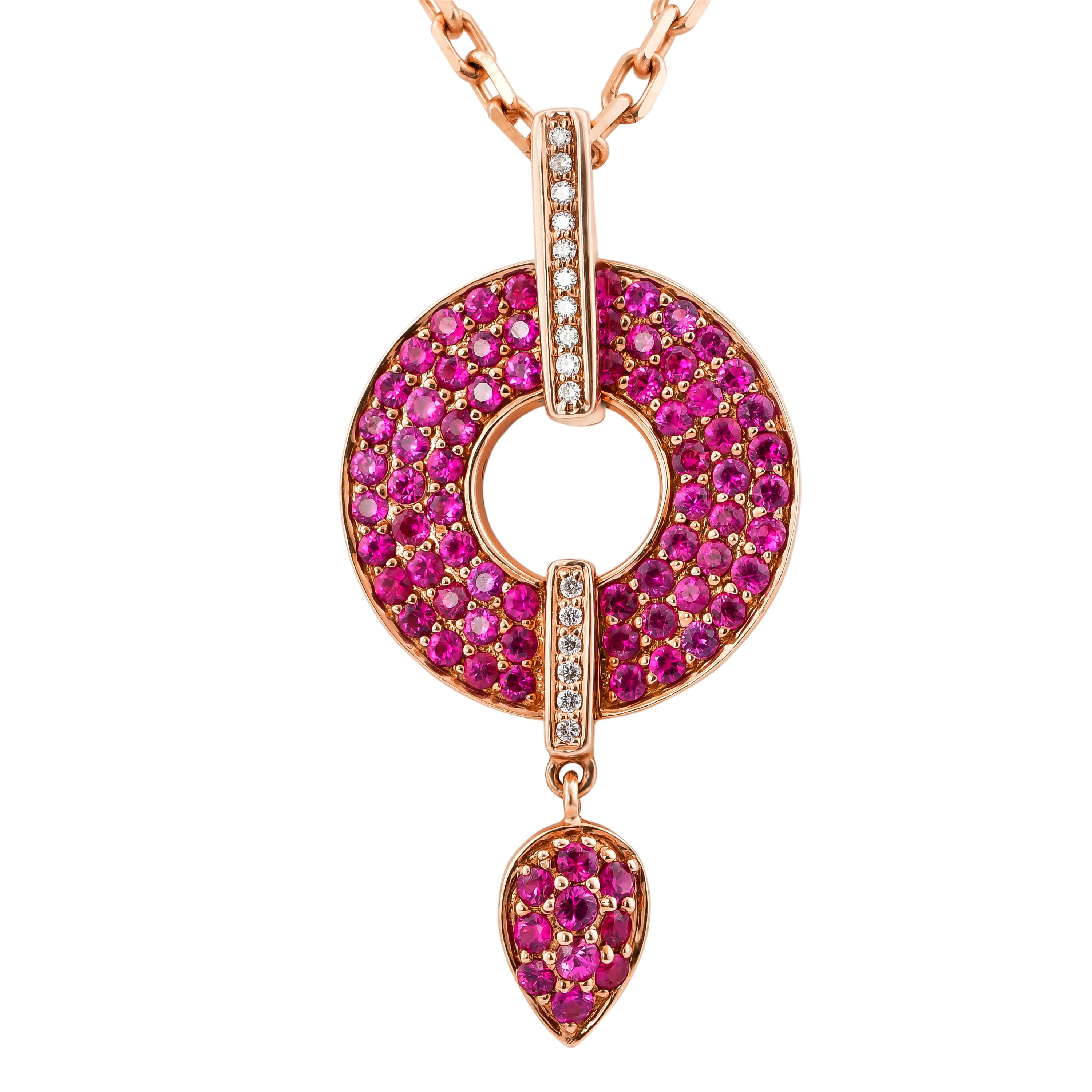 Une collection exclusive de pendentifs de cocktail uniques et conçus par Sunita Nahata Fine Design. 

Pendentif cocktail de rubis en or rose 14 carats

Rubis : 1,30 carat, taille 1,50, forme ronde.
Rubis : 0,085 carat, taille 1,80, forme