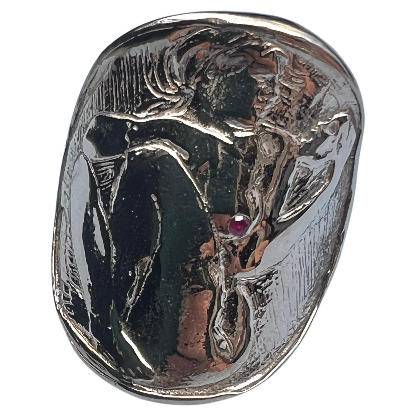 Medalla Anillo Moneda Mujer Sujetando una Máscara,  Anillo de cóctel de rubí  J Dauphin

Anillo 