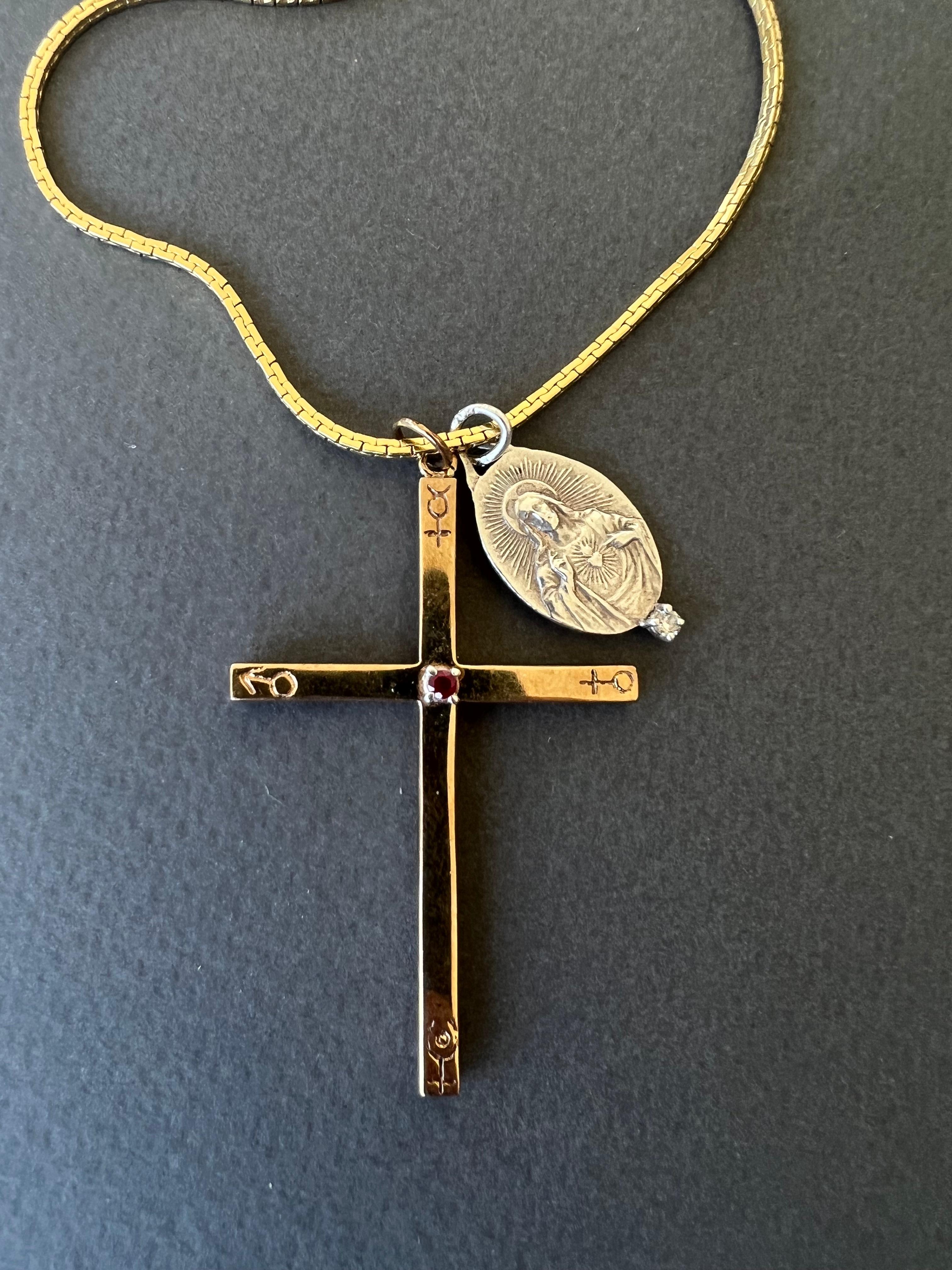 Collar con cruz de rubíes Símbolos astrológicos grabados Medalla de Jesús de diamantes blancos Contemporáneo