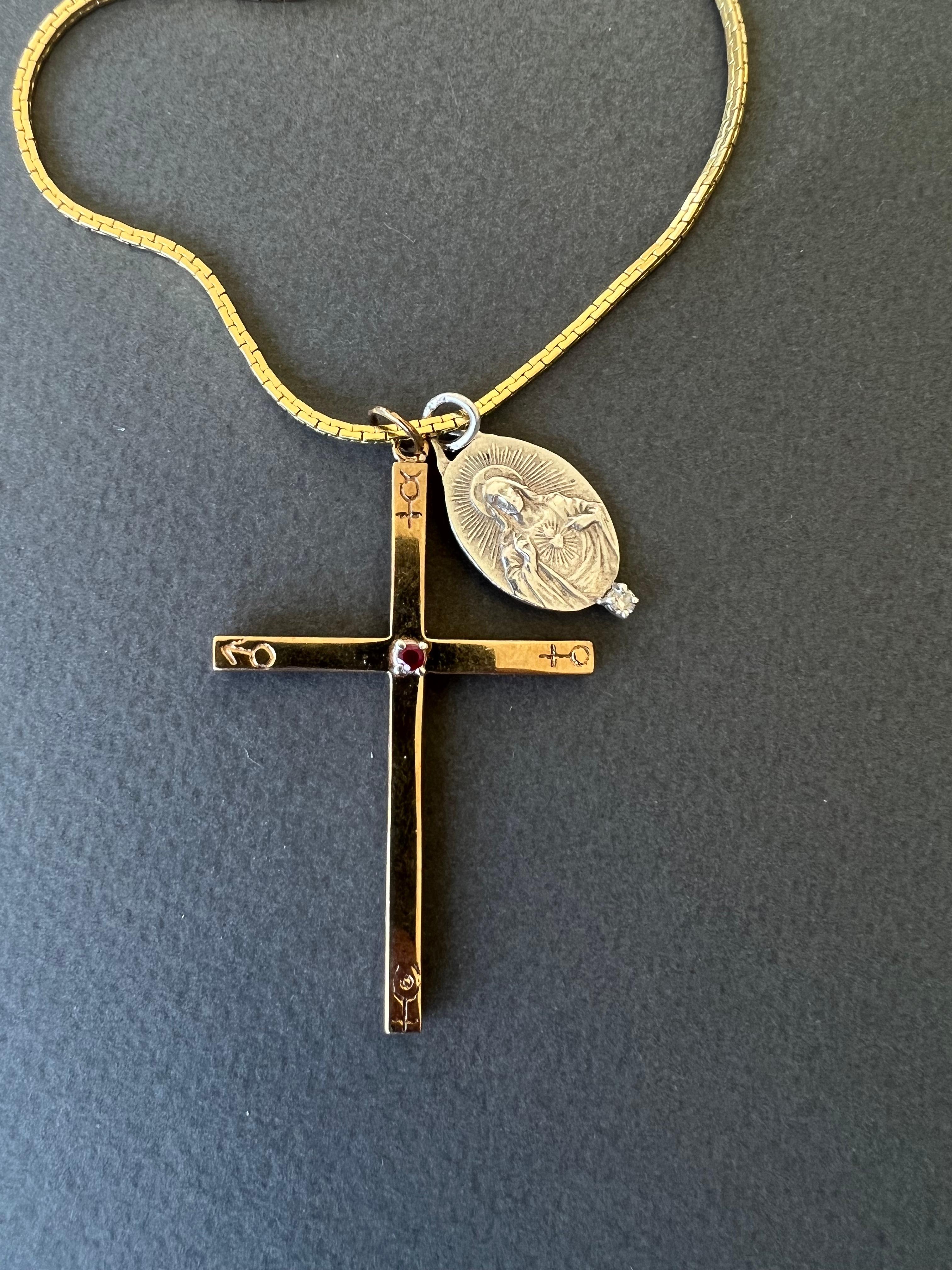 Rubin-Kreuz-Halskette Gravierte Astrologie-Symbole Weißer Diamant Jesus-Medaille (Brillantschliff) im Angebot