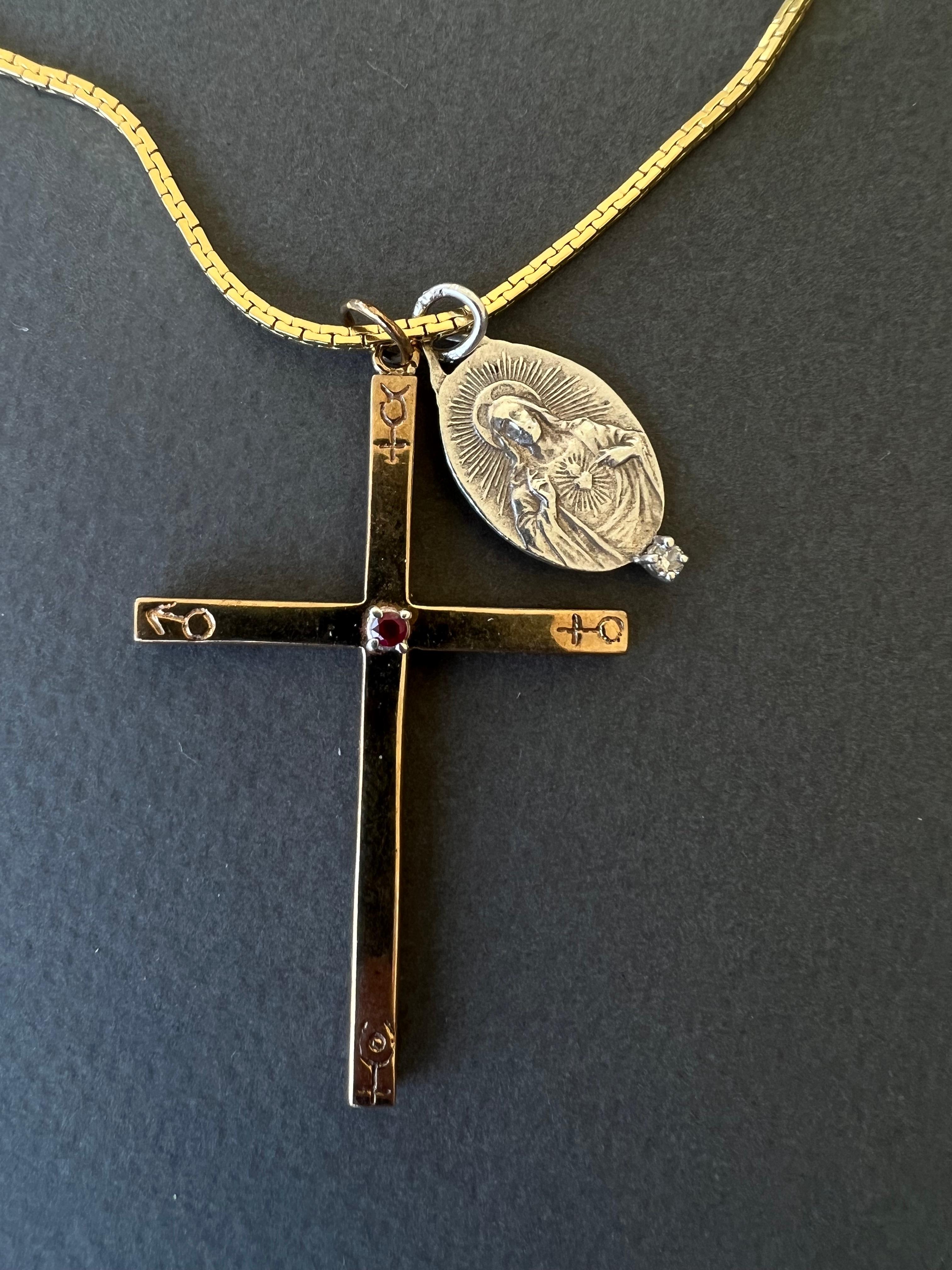 Collar con cruz de rubíes Símbolos astrológicos grabados Medalla de Jesús de diamantes blancos en Nuevo Estado en Los Angeles, CA