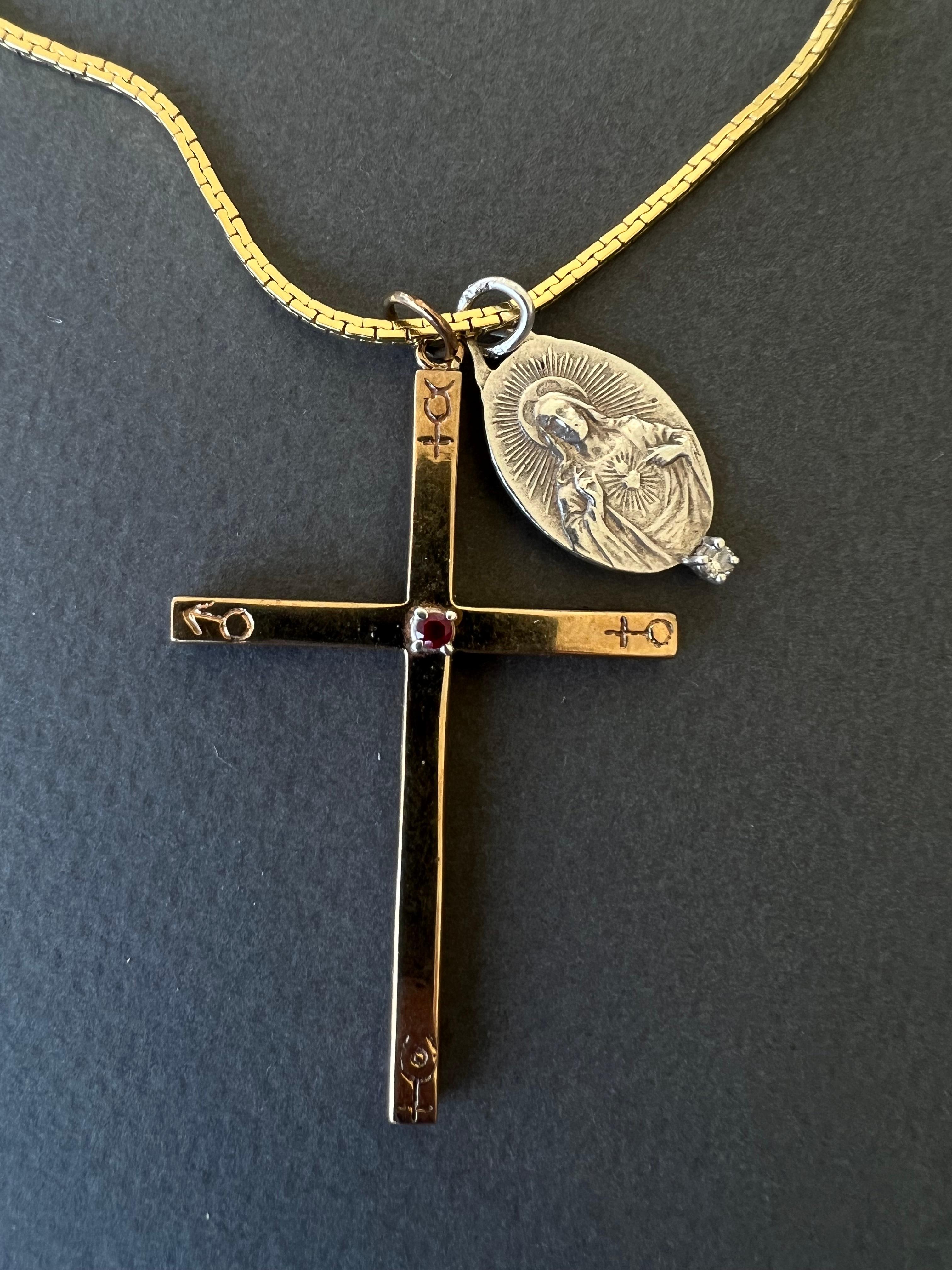 Rubin-Kreuz-Halskette Gravierte Astrologie-Symbole Weißer Diamant Jesus-Medaille für Damen oder Herren im Angebot