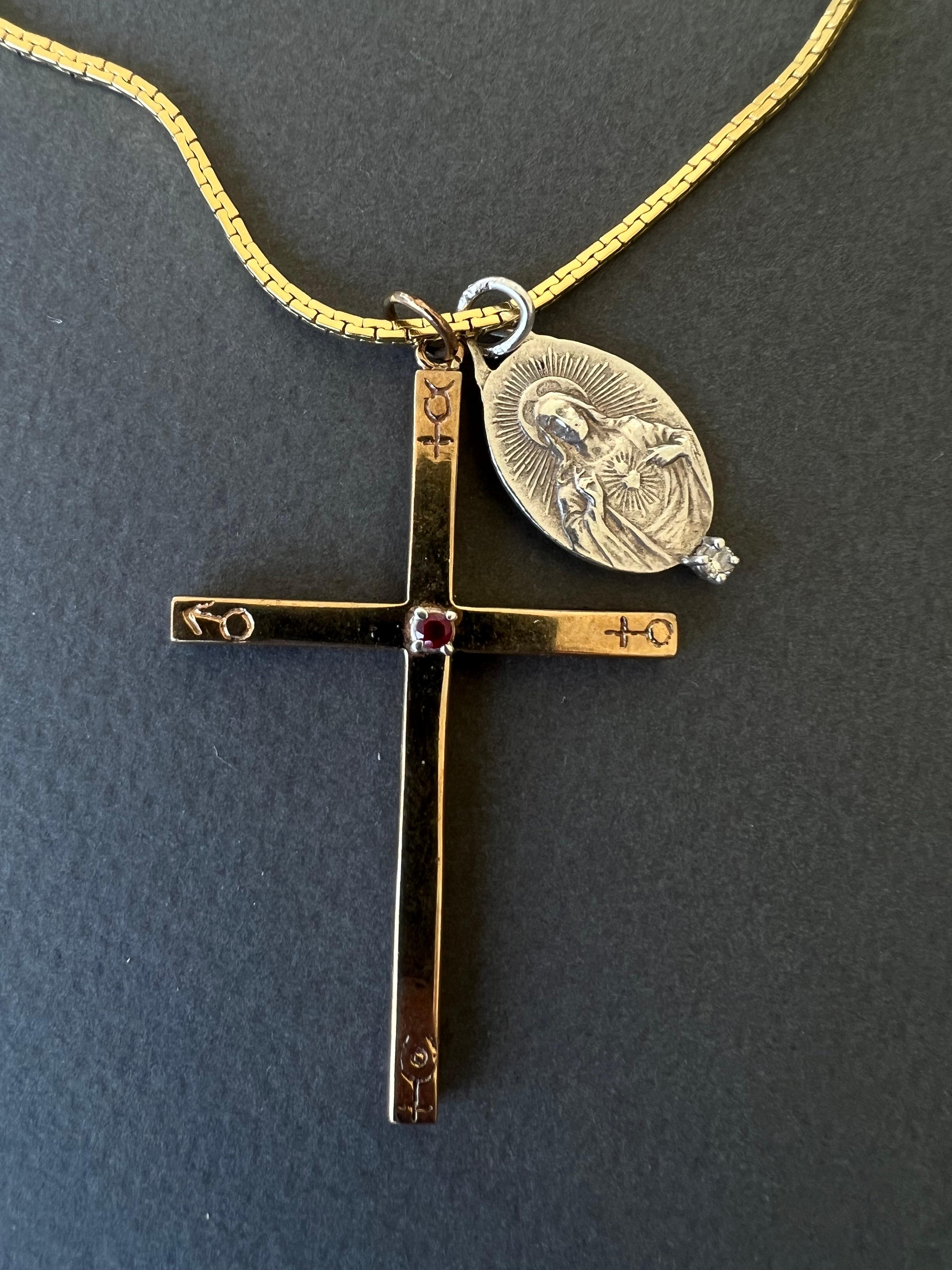 Femenino o masculino Collar con cruz de rubíes Símbolos astrológicos grabados Medalla de Jesús de diamantes blancos