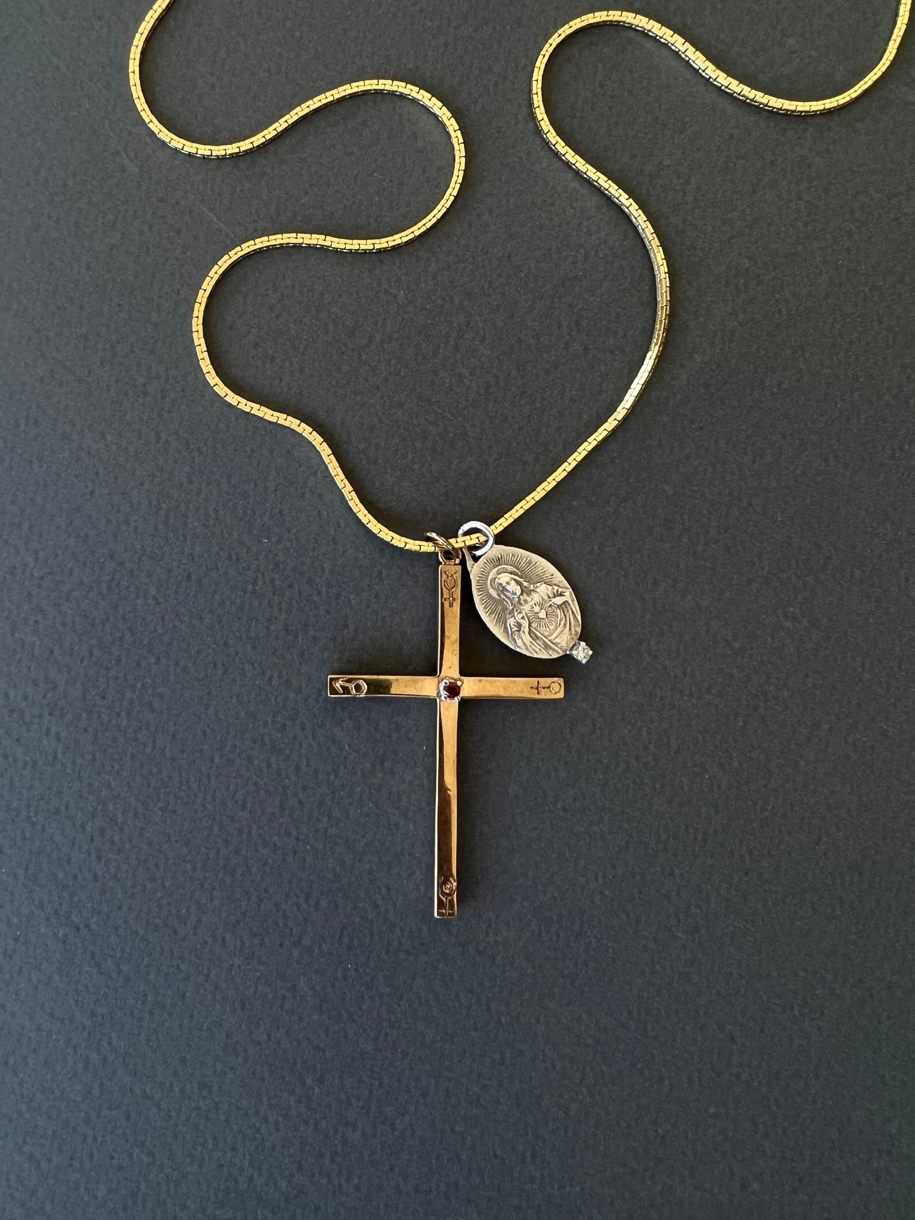Rubin-Kreuz-Halskette Gravierte Astrologie-Symbole Weißer Diamant Jesus-Medaille im Angebot 1