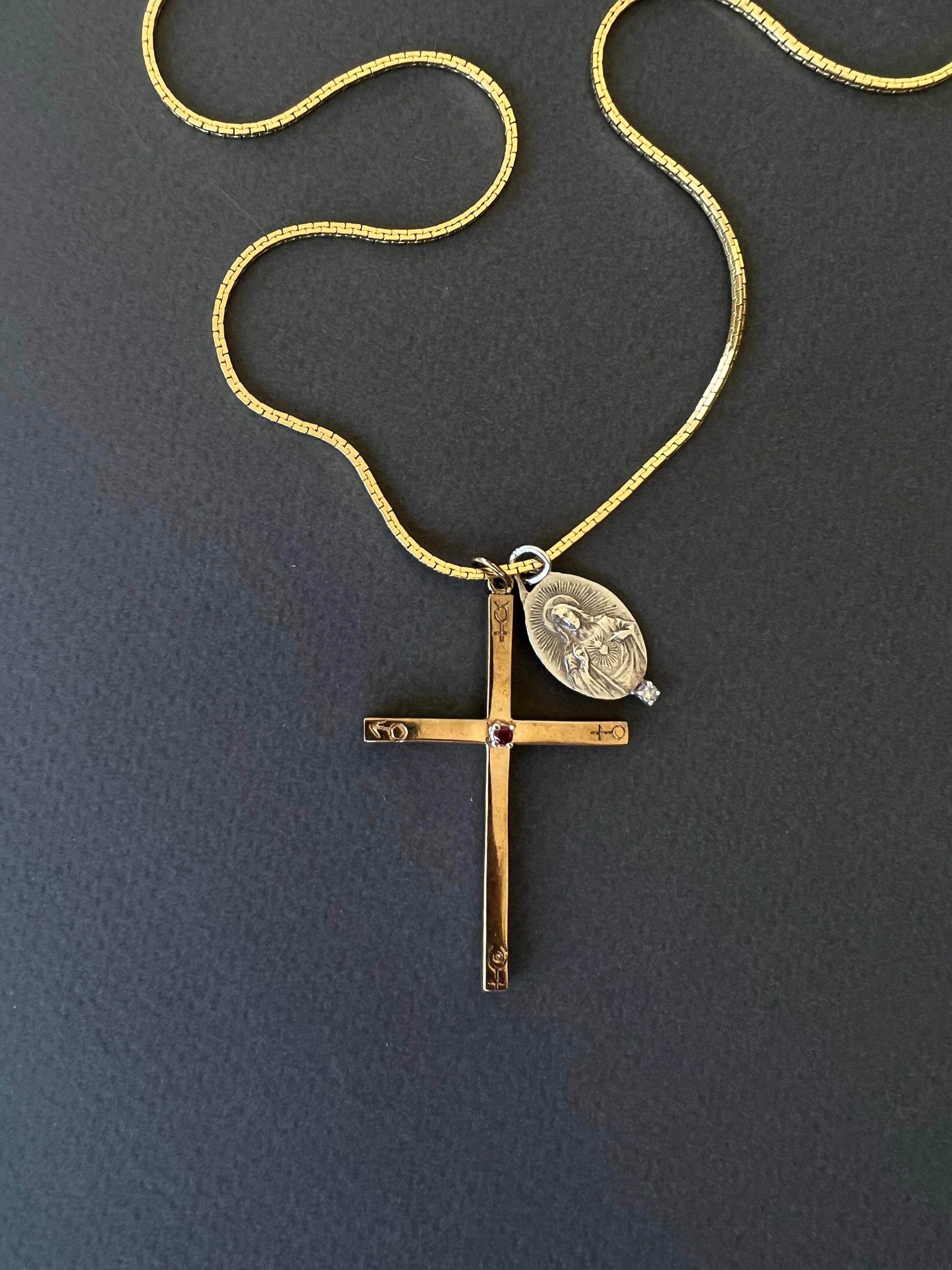 Rubin-Kreuz-Halskette Gravierte Astrologie-Symbole Weißer Diamant Jesus-Medaille im Angebot 2