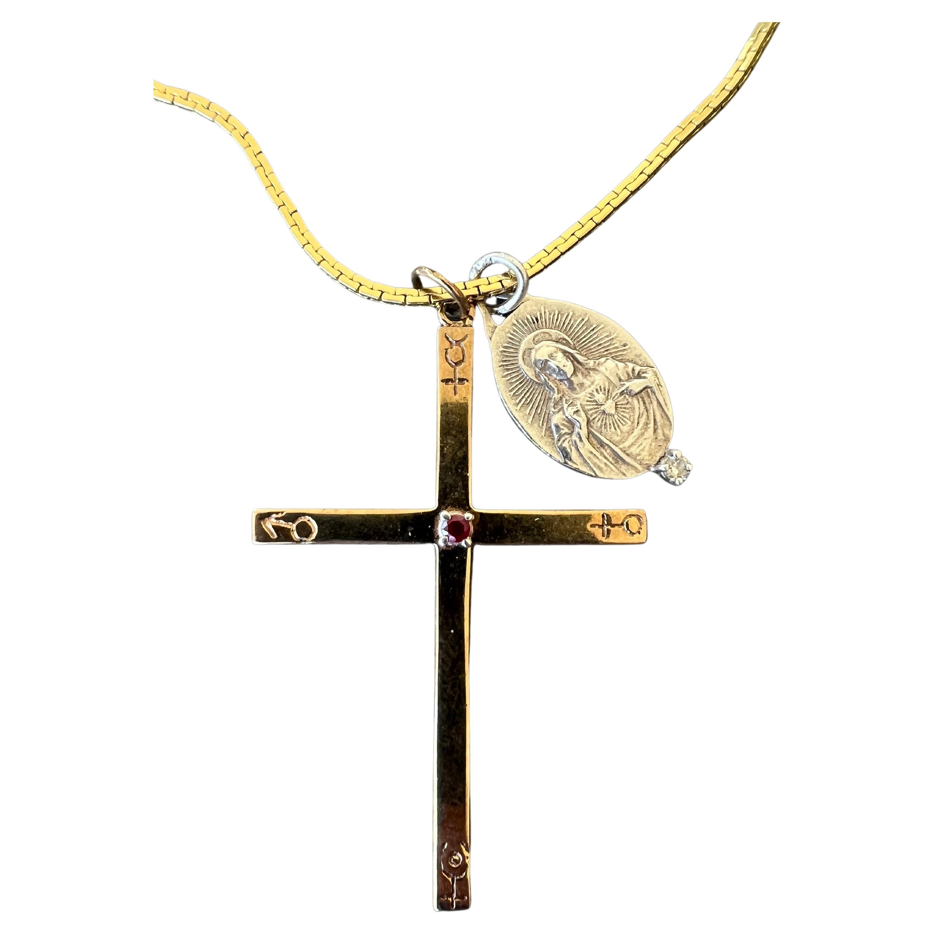 Rubin-Kreuz-Halskette Gravierte Astrologie-Symbole Weißer Diamant Jesus-Medaille