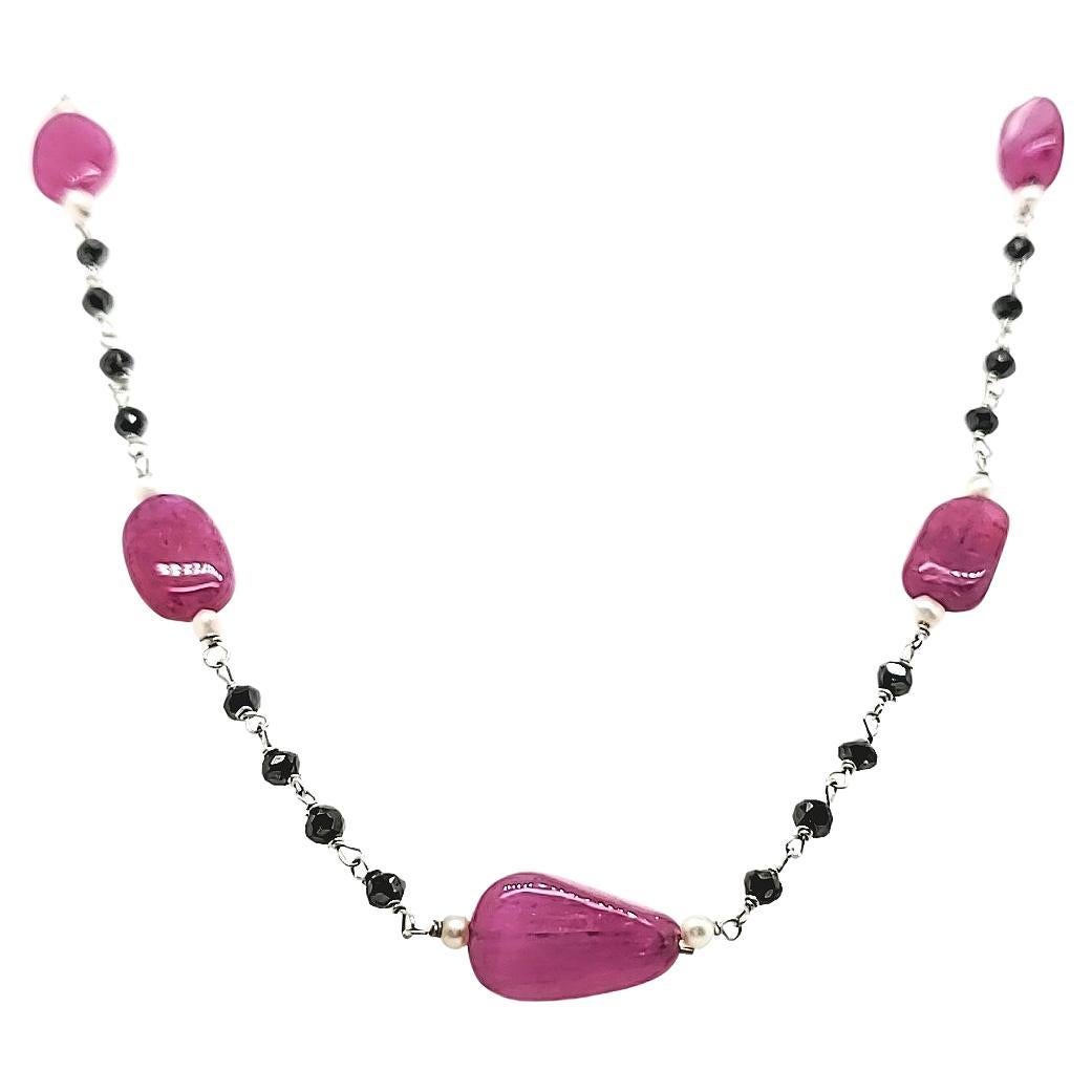 Questa squisita collana combina il fascino ardente delle perle di rubino (64,02 carati), il fascino misterioso dei diamanti neri (12,16 carati) e l'eleganza classica delle perle (3,54 carati), tutte meticolosamente infilate in un delicato filo da 18