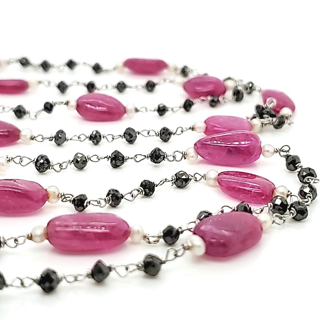 Contemporaneo Rubino Cts 64.02 con perle e diamanti neri Collana di perline in vendita