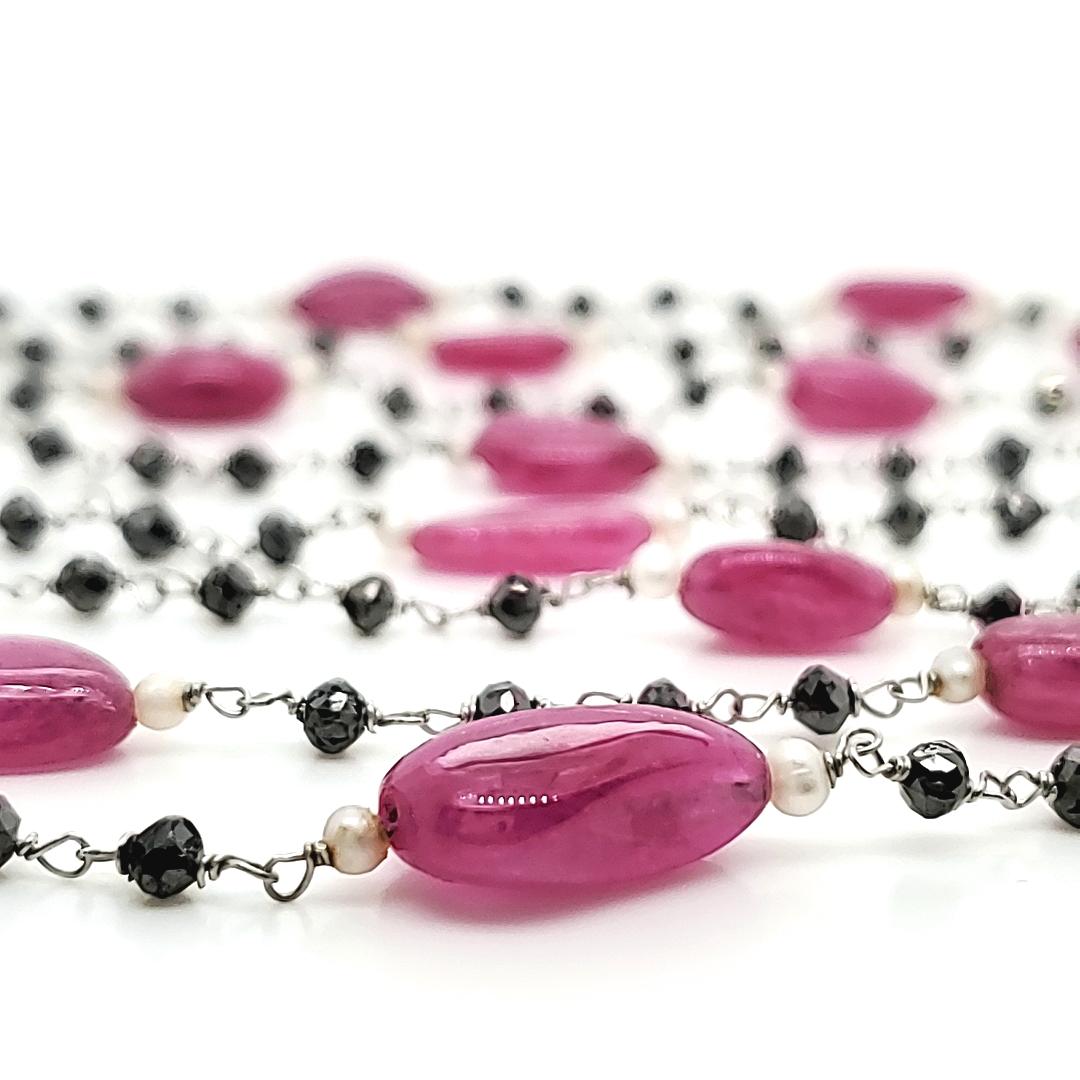 Perlina Rubino Cts 64.02 con perle e diamanti neri Collana di perline in vendita