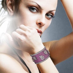 Brazalete de rubí con engaste de diamantes pavé en diseño de flor Hecho en oro de 18 quilates y plata