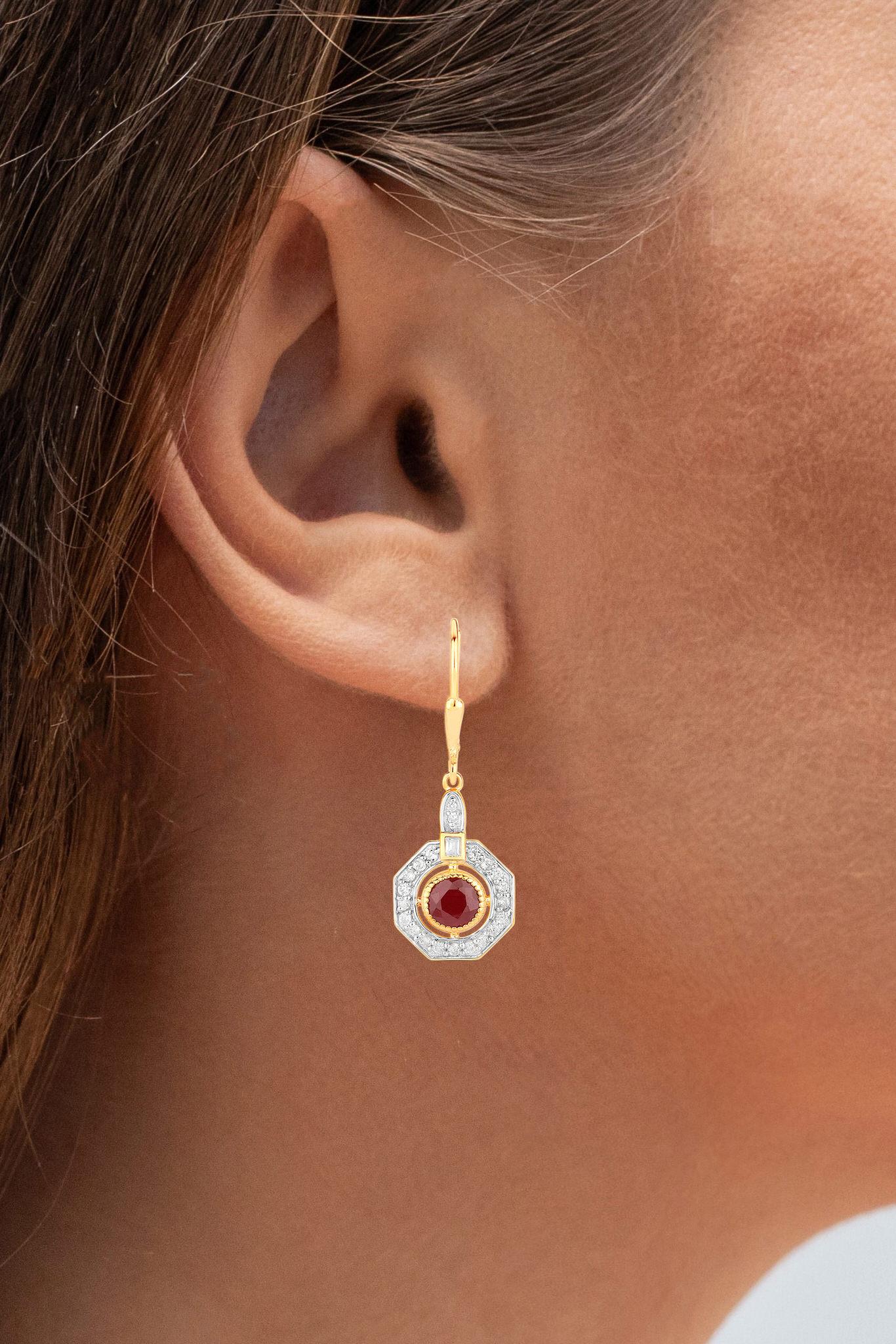 Taglio rotondo Orecchini pendenti di rubino da 1,7 carati in argento placcato oro giallo 18 carati in vendita