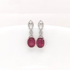 Ohrringe mit Rubin und erdfarbenen Diamanten aus massivem 14K Weißgold in Oval 10x8mm