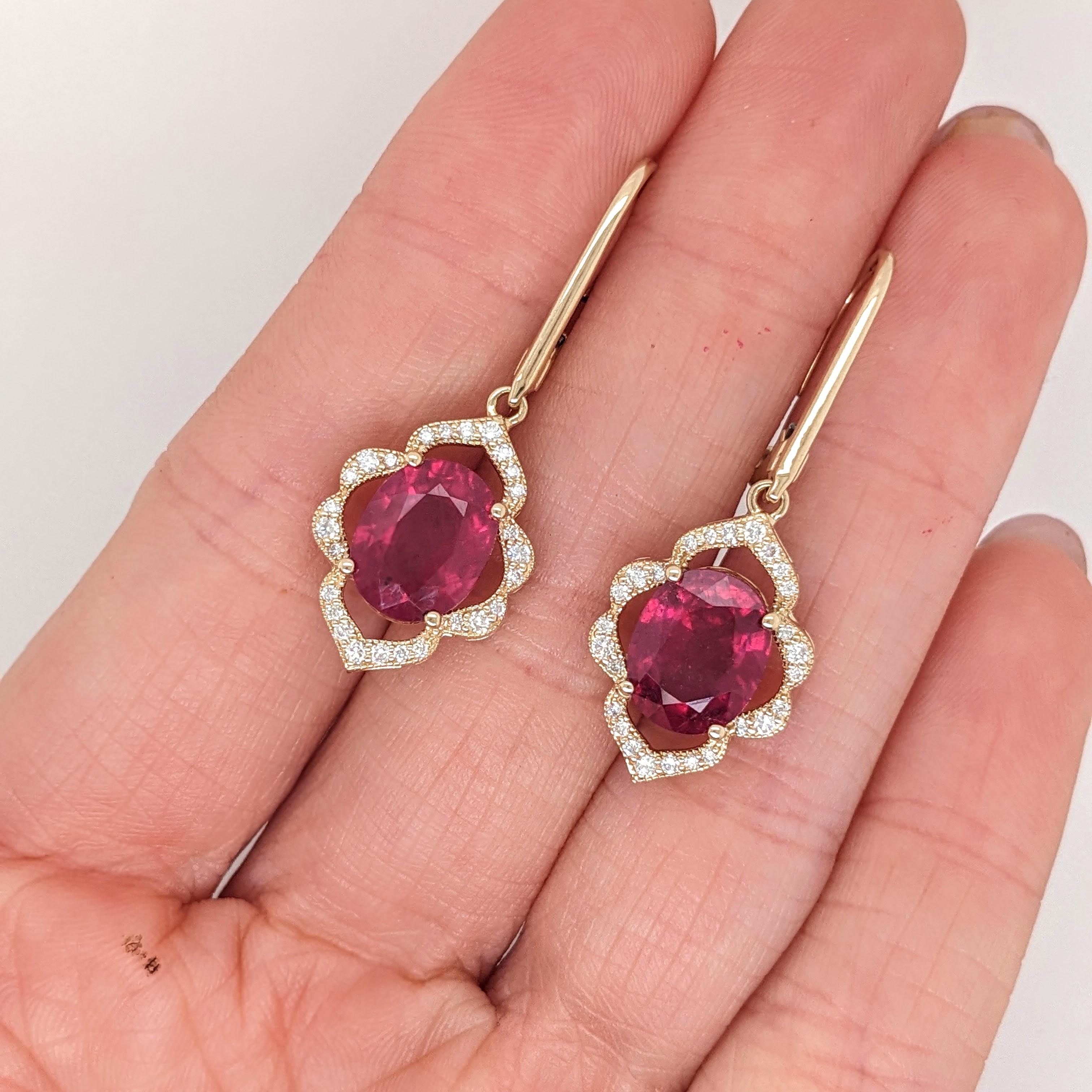 Ces magnifiques boucles d'oreilles pendantes présentent une paire de pierres précieuses Rubis d'un poids de 7,28 carats avec des diamants naturels extraits de la terre et des détails de milgrain, le tout serti dans de l'or massif 14K. Ces pendentifs
