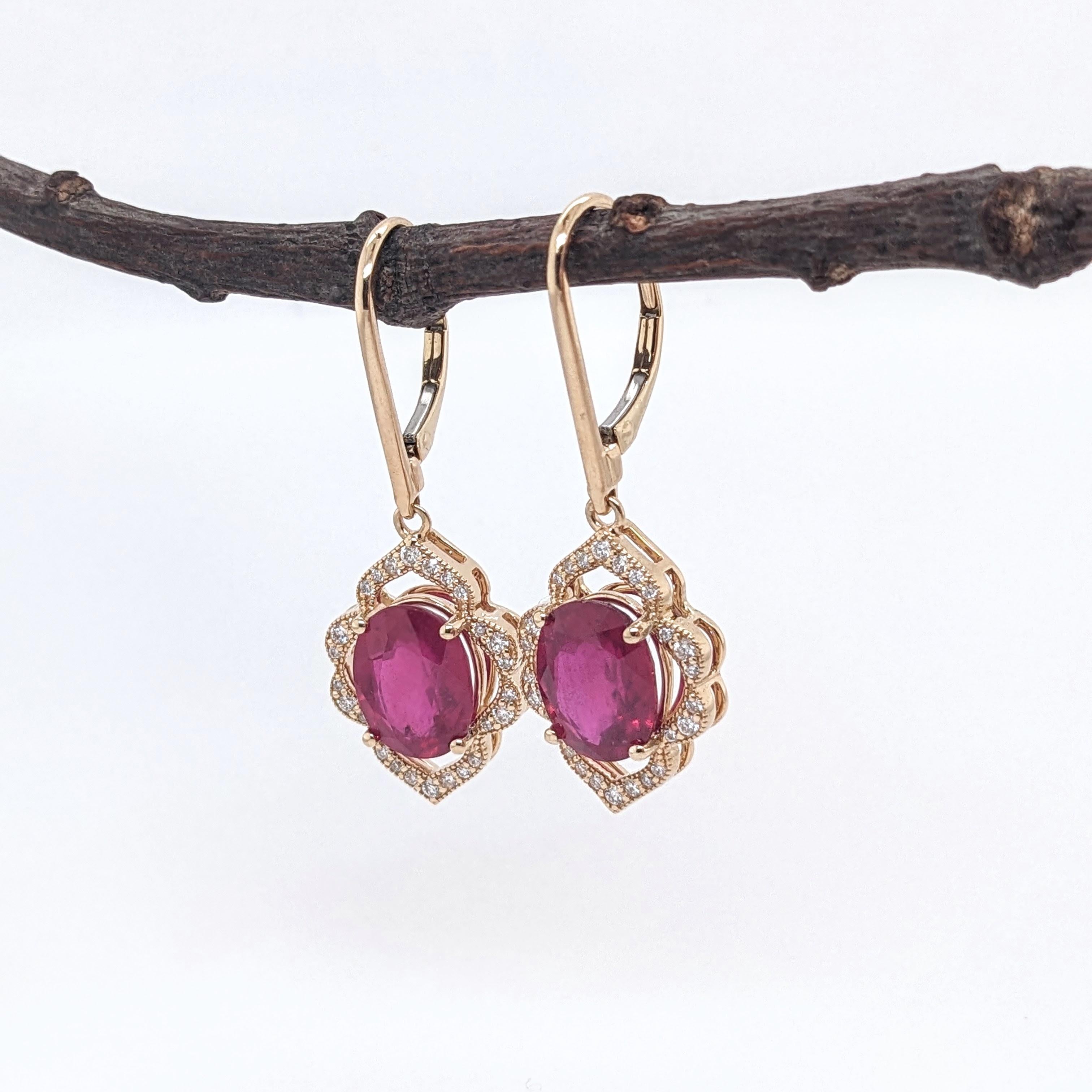 Moderne Boucles d'oreilles pendantes en or jaune 14 carats avec rubis et diamants minés en or jaune 14 carats ovale 10x8mm en vente