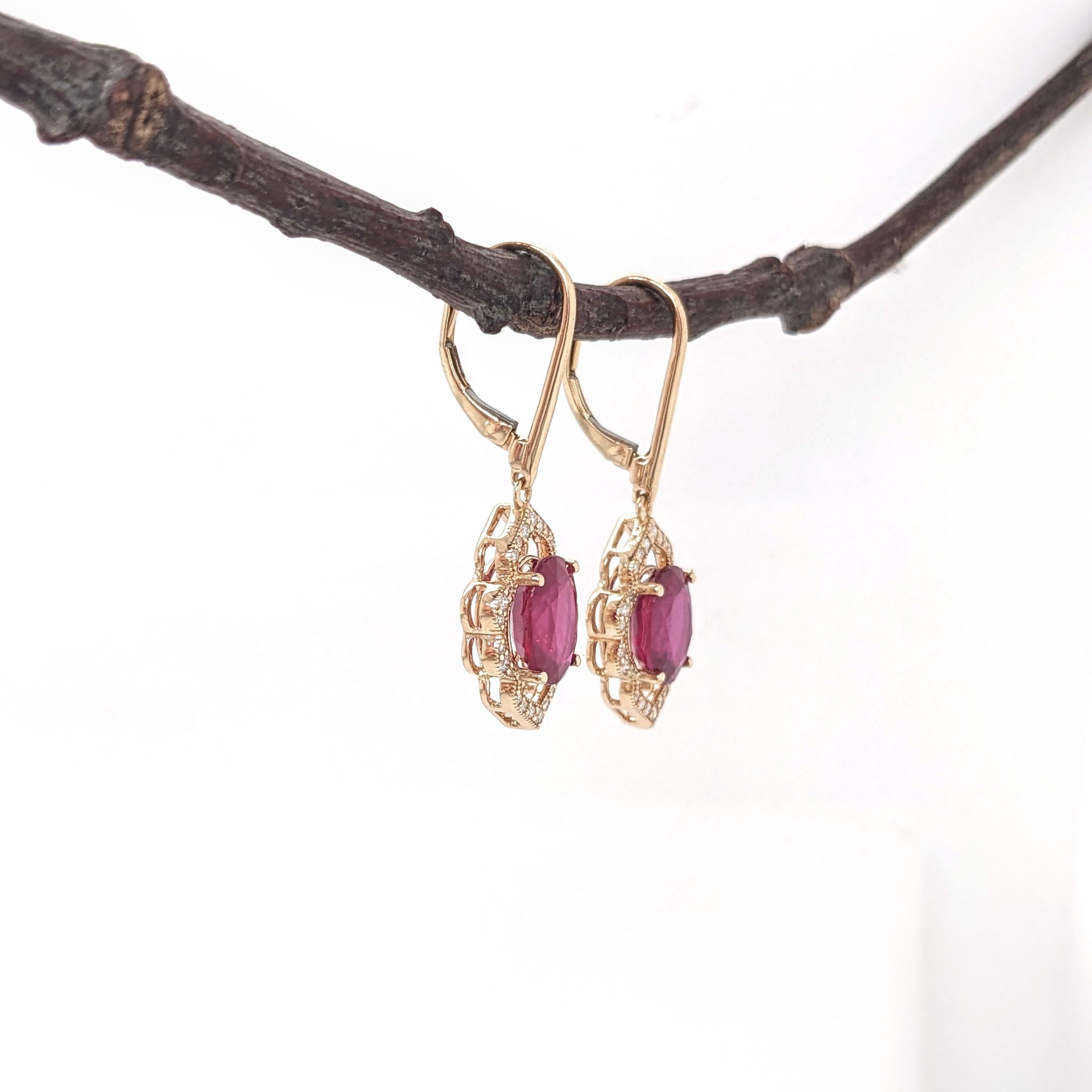 Taille ovale Boucles d'oreilles pendantes en or jaune 14 carats avec rubis et diamants minés en or jaune 14 carats ovale 10x8mm en vente