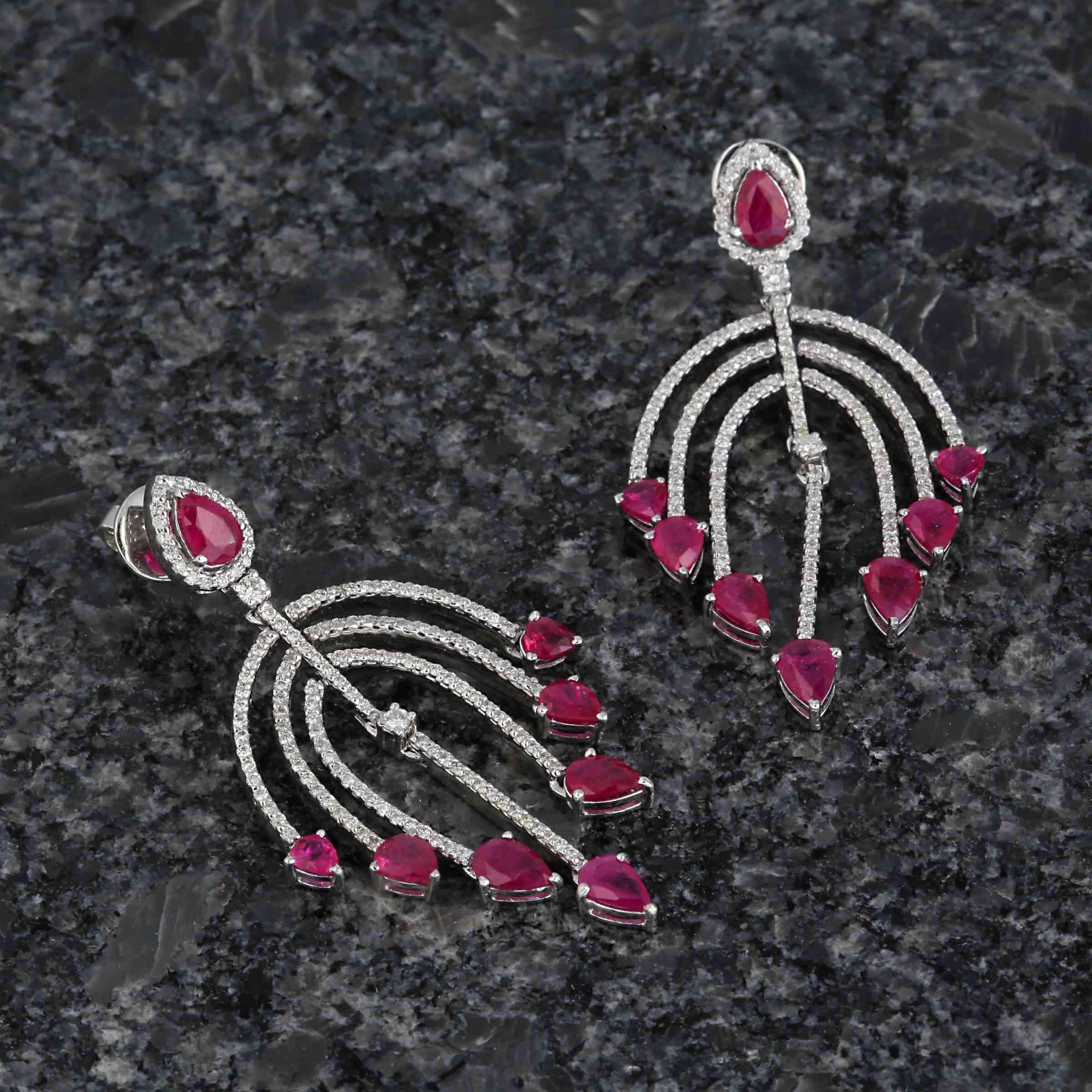 Ohrhänger mit Rubin und Diamant aus 18 Karat Gold (Art déco) im Angebot