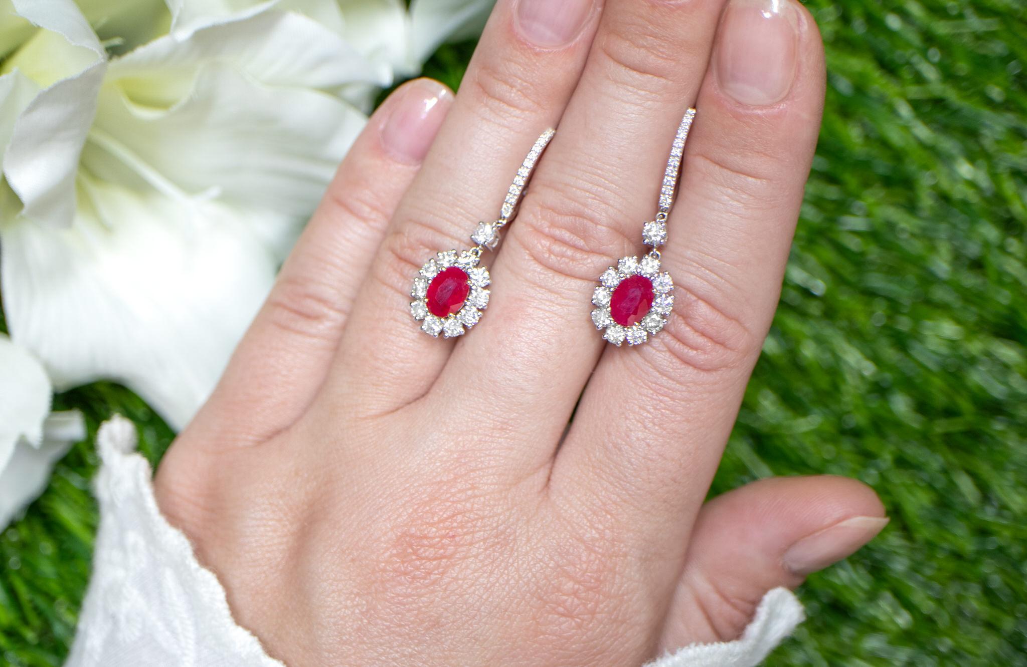 Pendientes colgantes de rubí con diamantes 4,17 quilates Oro de 18 quilates Corte oval en venta