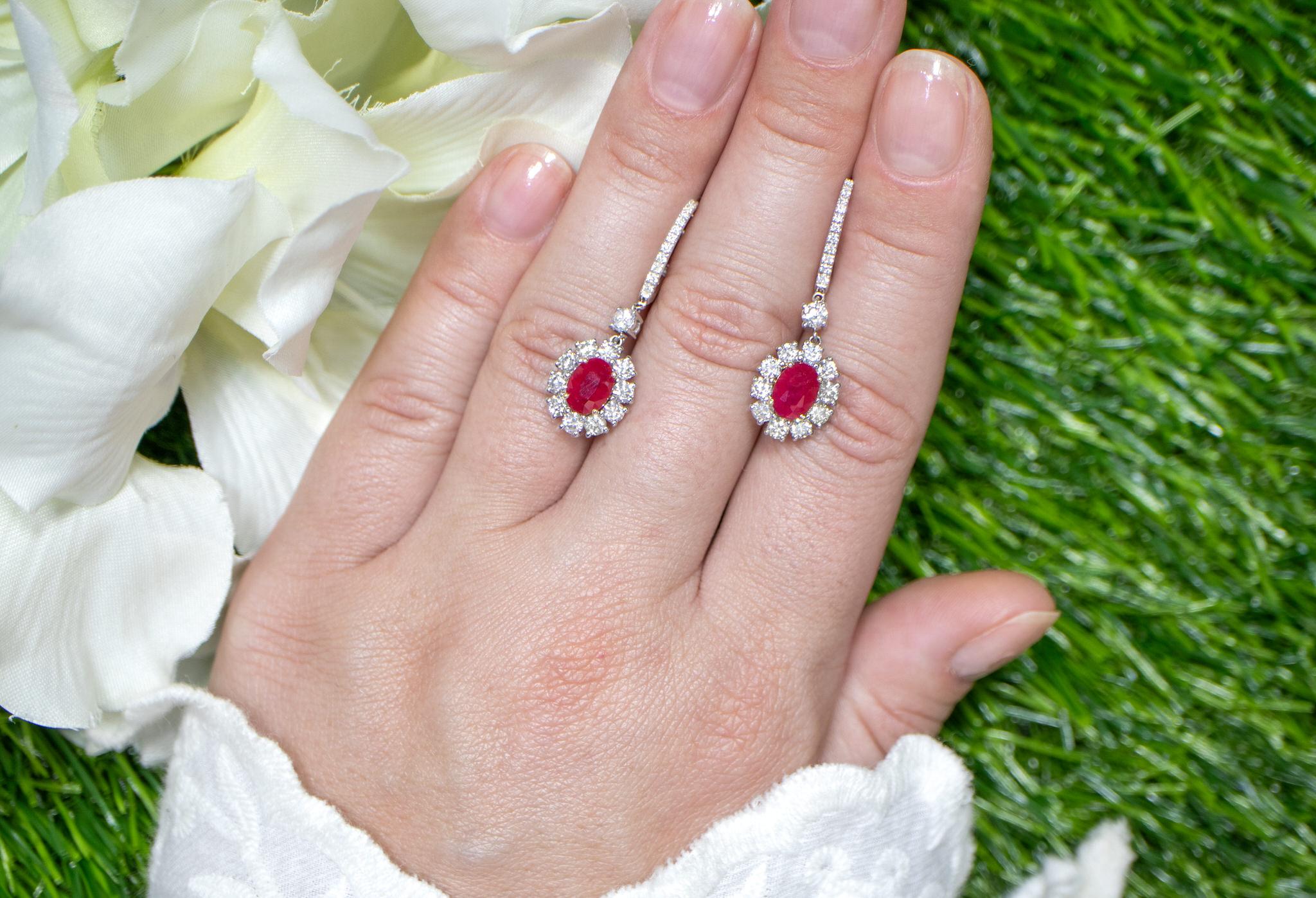 Pendientes colgantes de rubí con diamantes 4,17 quilates Oro de 18 quilates en Excelente estado para la venta en Aliso Viejo, CA