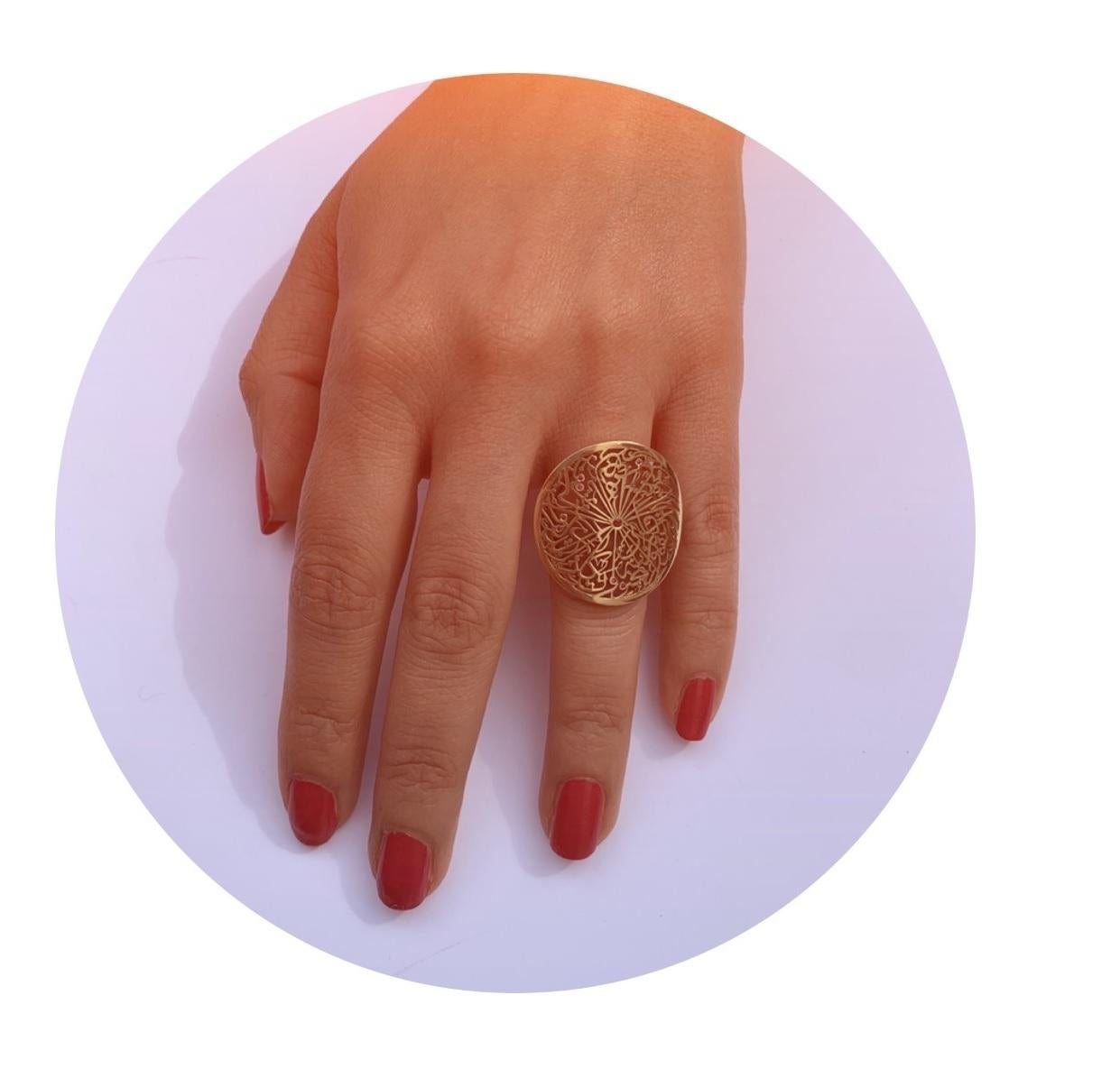 Colgante de cadena con caligrafía de diseño rubí Talismán artístico de oro de 18 quilates Marca británica en venta 4