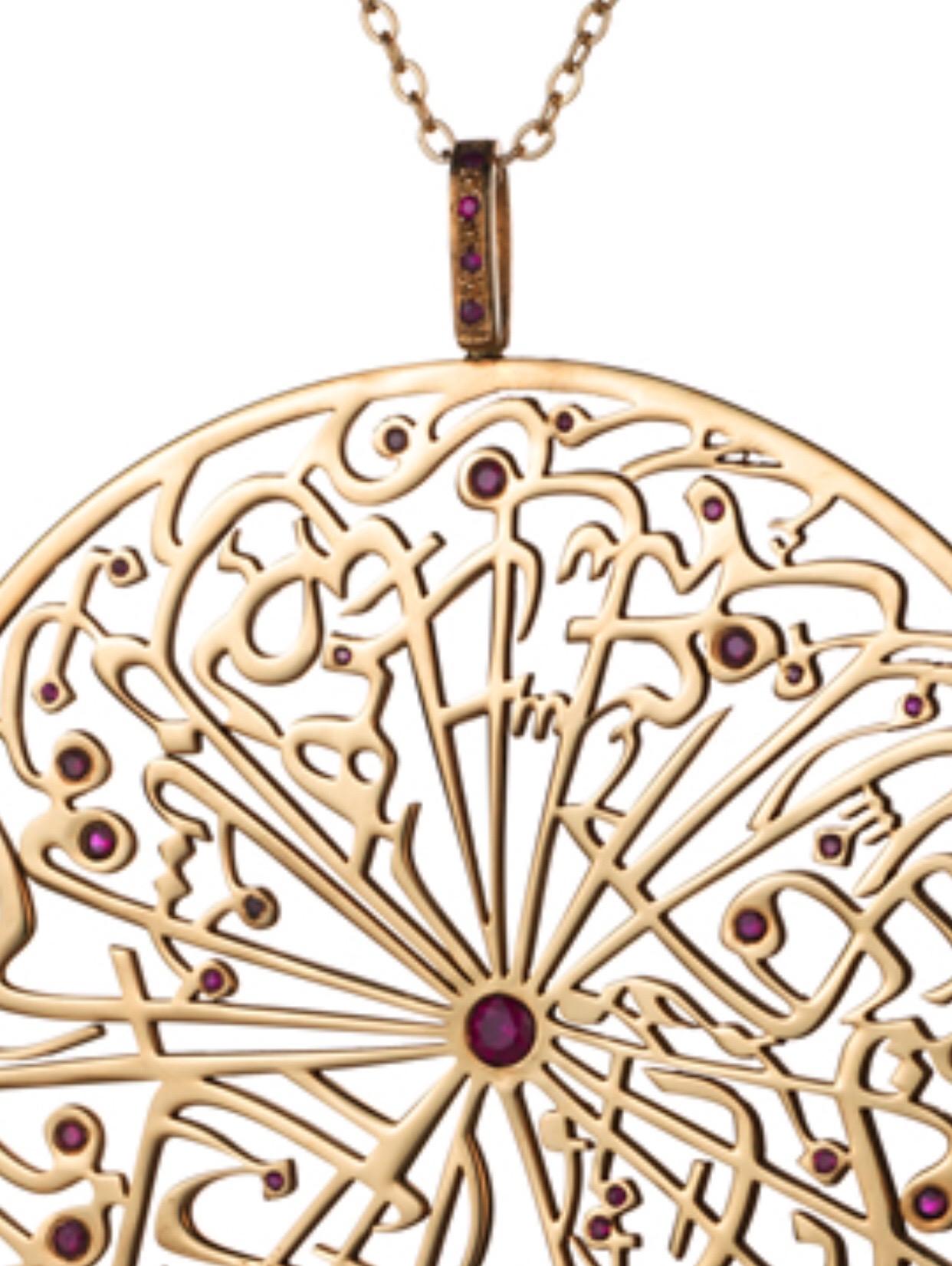 Taille ronde Pendentif en chaîne avec calligraphie en or 18 carats Rubis Talisman d'art British Mark en vente