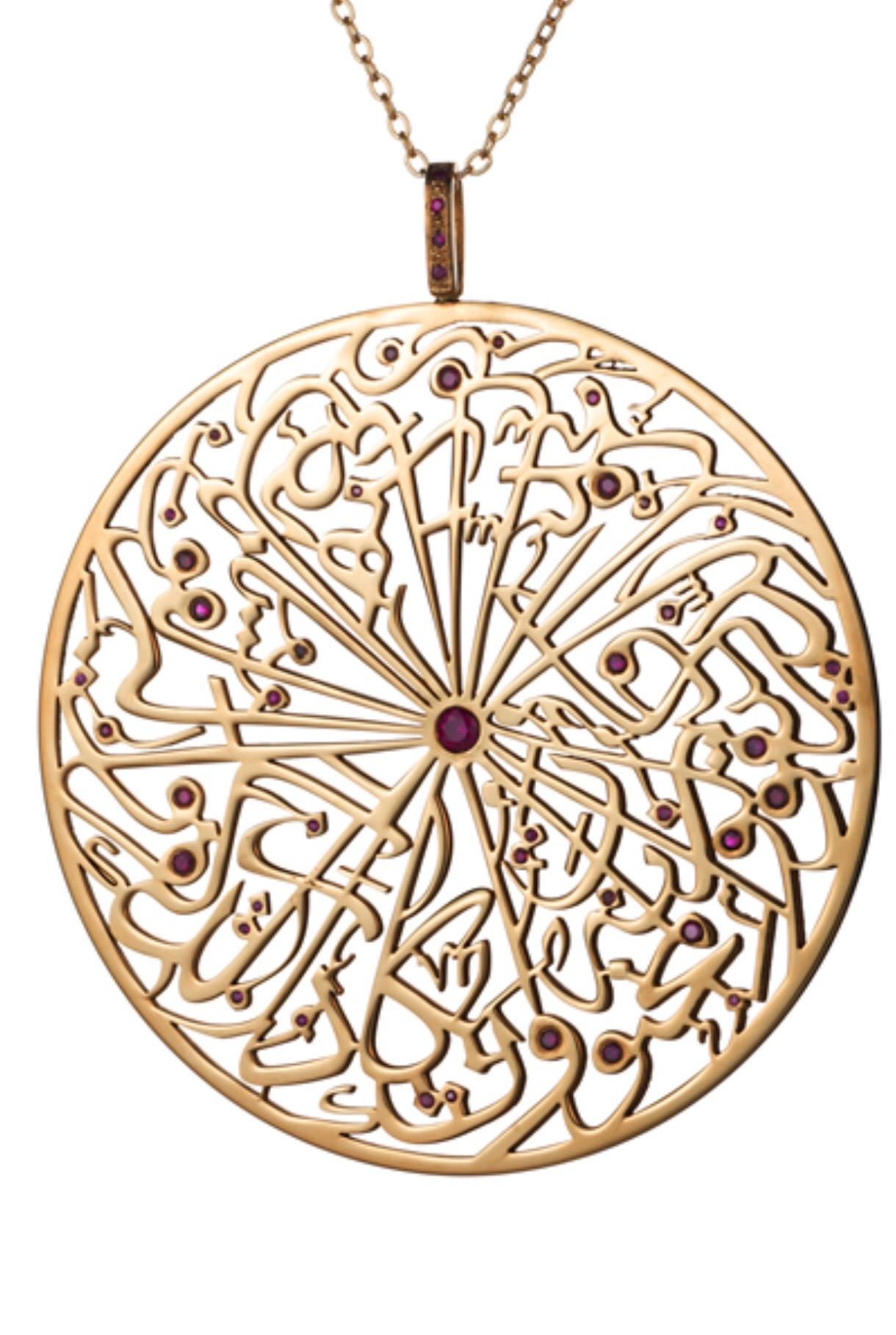 Pendentif en chaîne avec calligraphie en or 18 carats Rubis Talisman d'art British Mark Pour femmes en vente