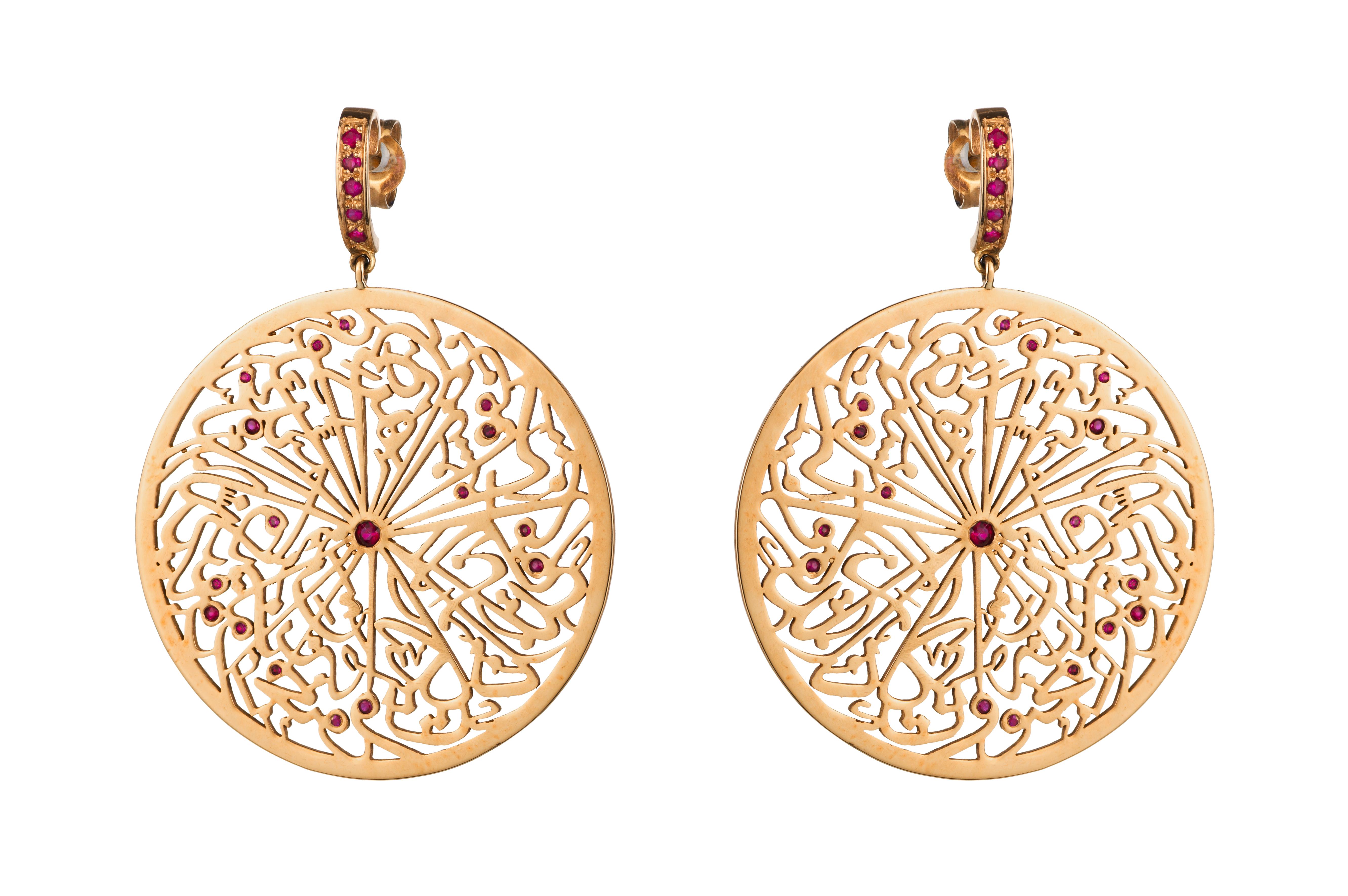 Colgante de cadena con caligrafía de diseño rubí Talismán artístico de oro de 18 quilates Marca británica en venta 1