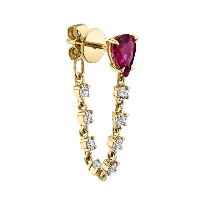 Moderne Boucles d'oreilles en chaîne en or 14 carats avec rubis et diamants en vente