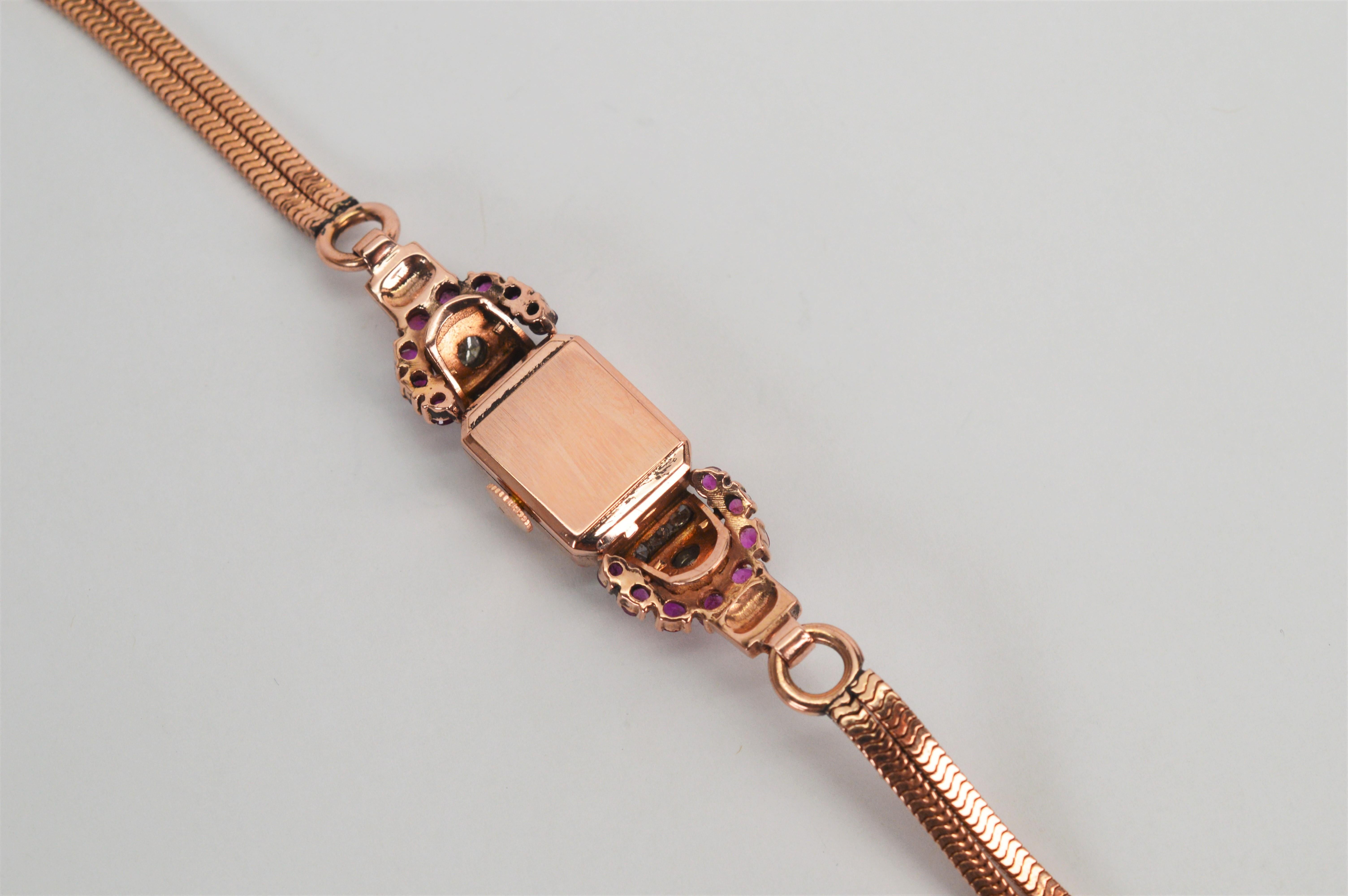 Montre-bracelet art déco en or rose 14 carats avec rubis et diamants en vente 3