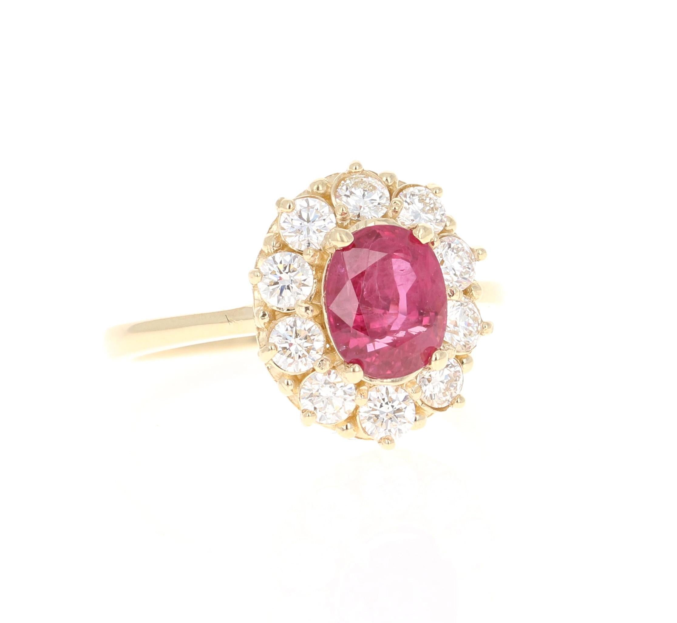 Schöner Ballerina-Rubin-Diamant-Ring mit einem natürlichen Rubin im Ovalschliff von 1,66 Karat, der von 10 Diamanten im Rundschliff mit einem Gewicht von 0,81 Karat umgeben ist. Das Gesamtkaratgewicht des Rings beträgt 2,47 Karat. Die Reinheit und
