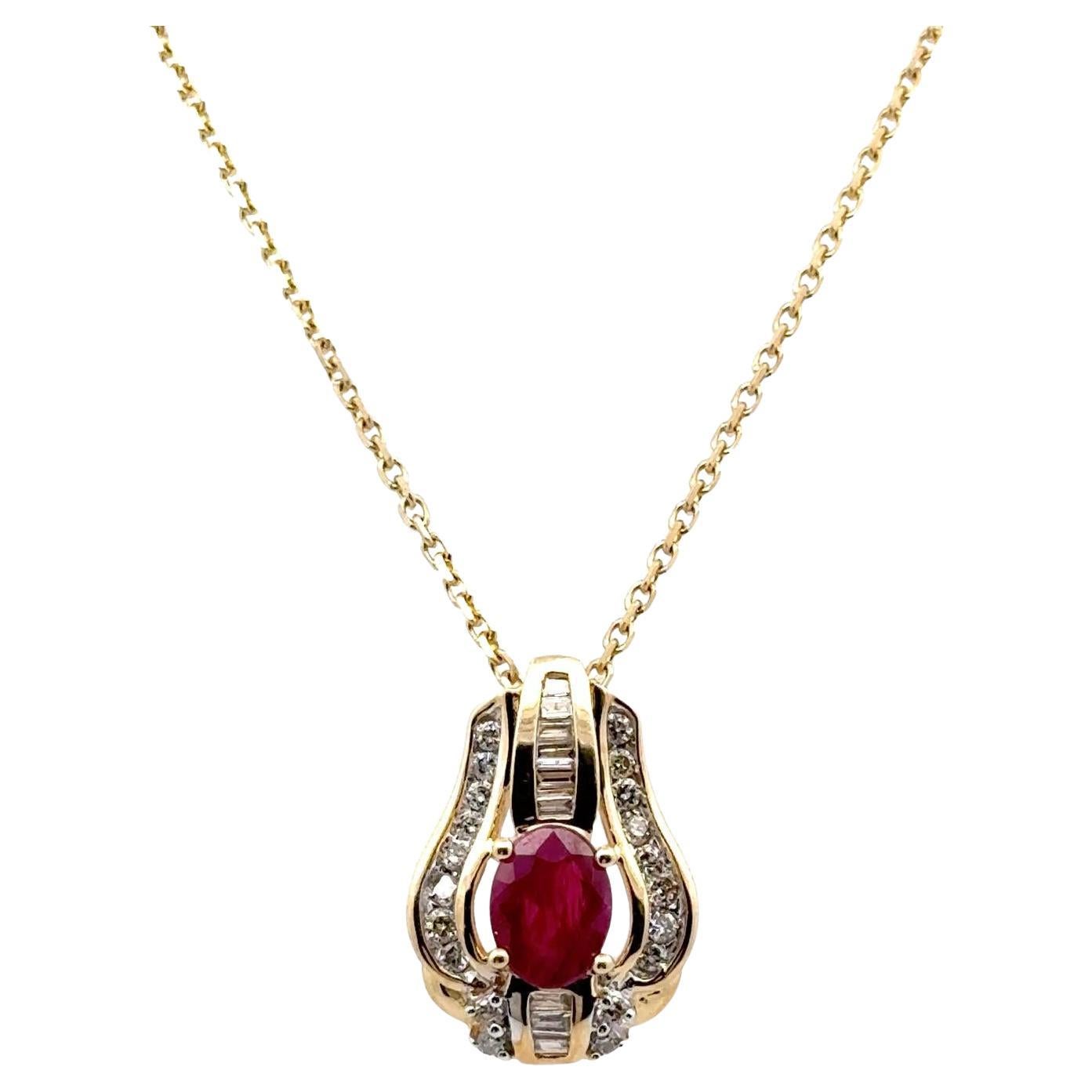 Collier pendentif en or jaune 14 carats avec rubis et diamants en vente