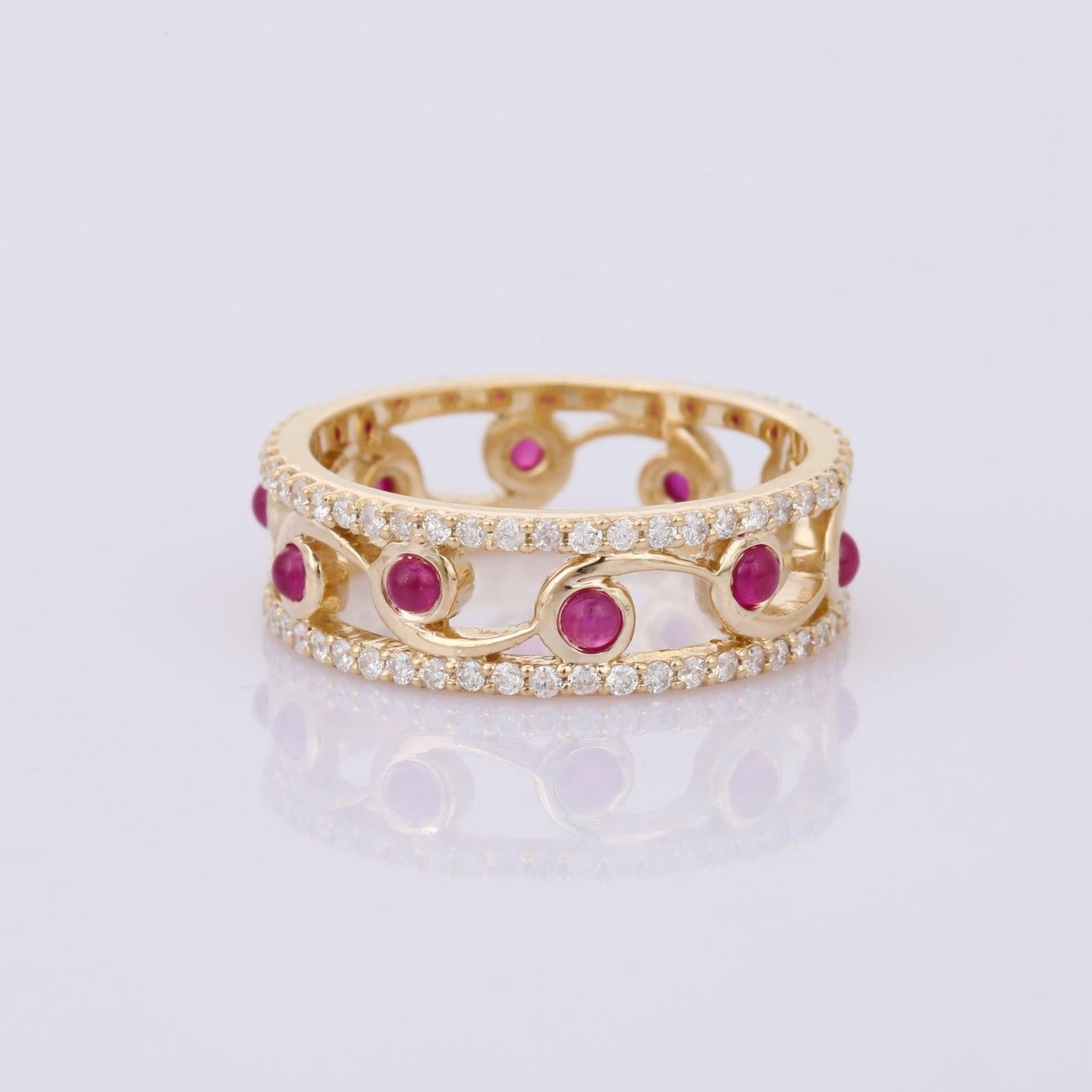 Cette bague a été méticuleusement réalisée en or 14 carats.  Elle est sertie à la main d'un rubis de 0,66 carats et de diamants étincelants de 0,61 carats. 

La bague est de taille 7 et peut être redimensionnée en plus grand ou plus petit sur