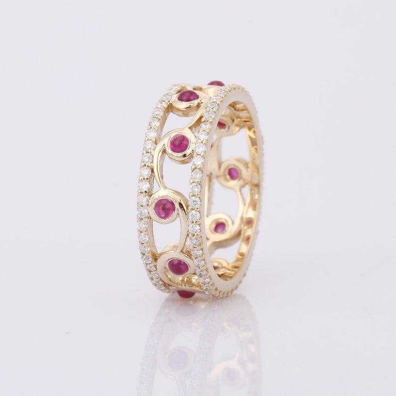 Moderne Bague en or jaune 14 carats avec rubis et diamants en vente