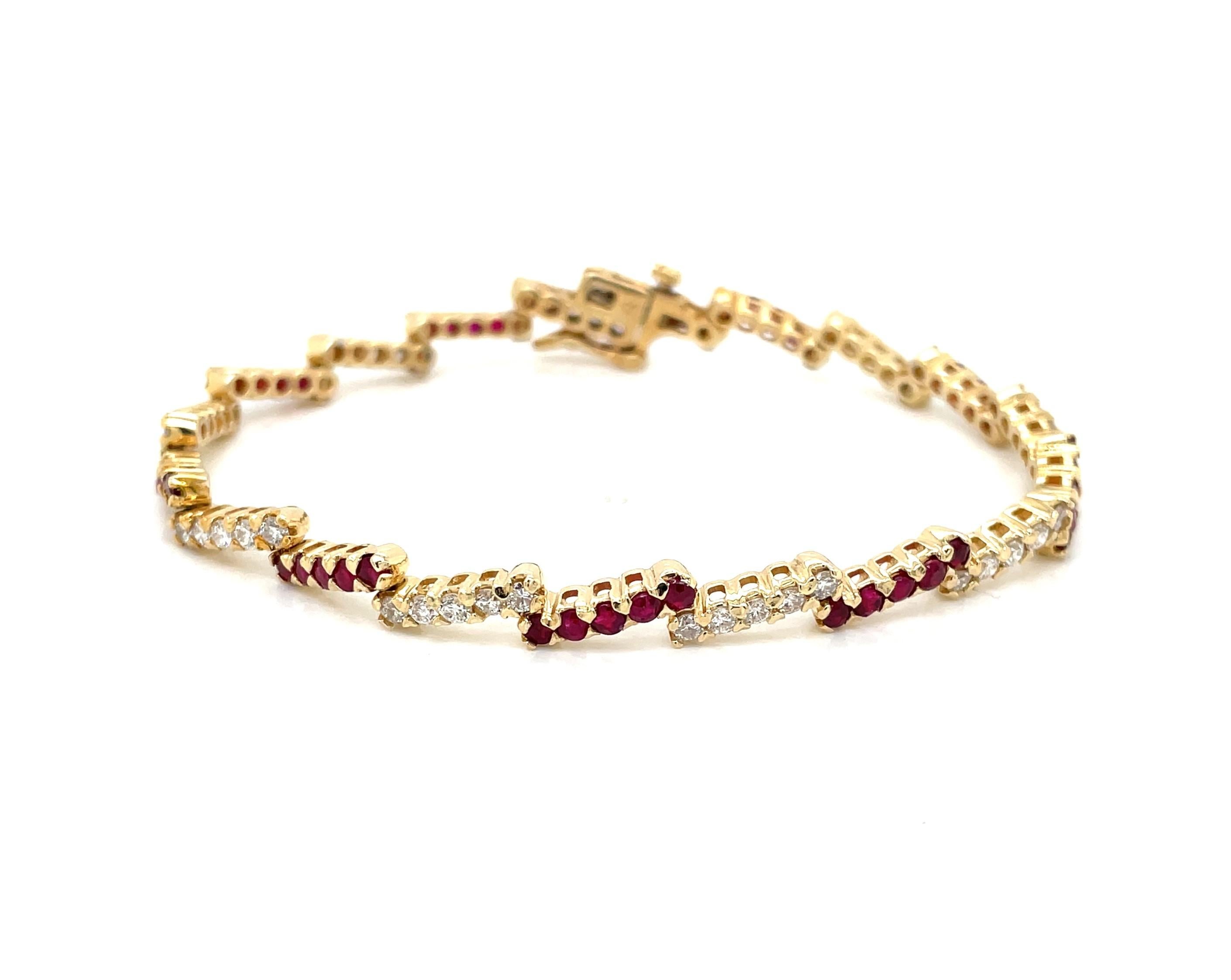 Genießen Sie eine skurrile Variante eines klassischen Stils. Satte rote Rubine und funkelnde weiße Diamanten, eingefasst in Glieder aus 14-karätigem Gelbgold, bilden dieses strahlende Tennisarmband. Die abwechselnd angeordneten Glieder sind mit