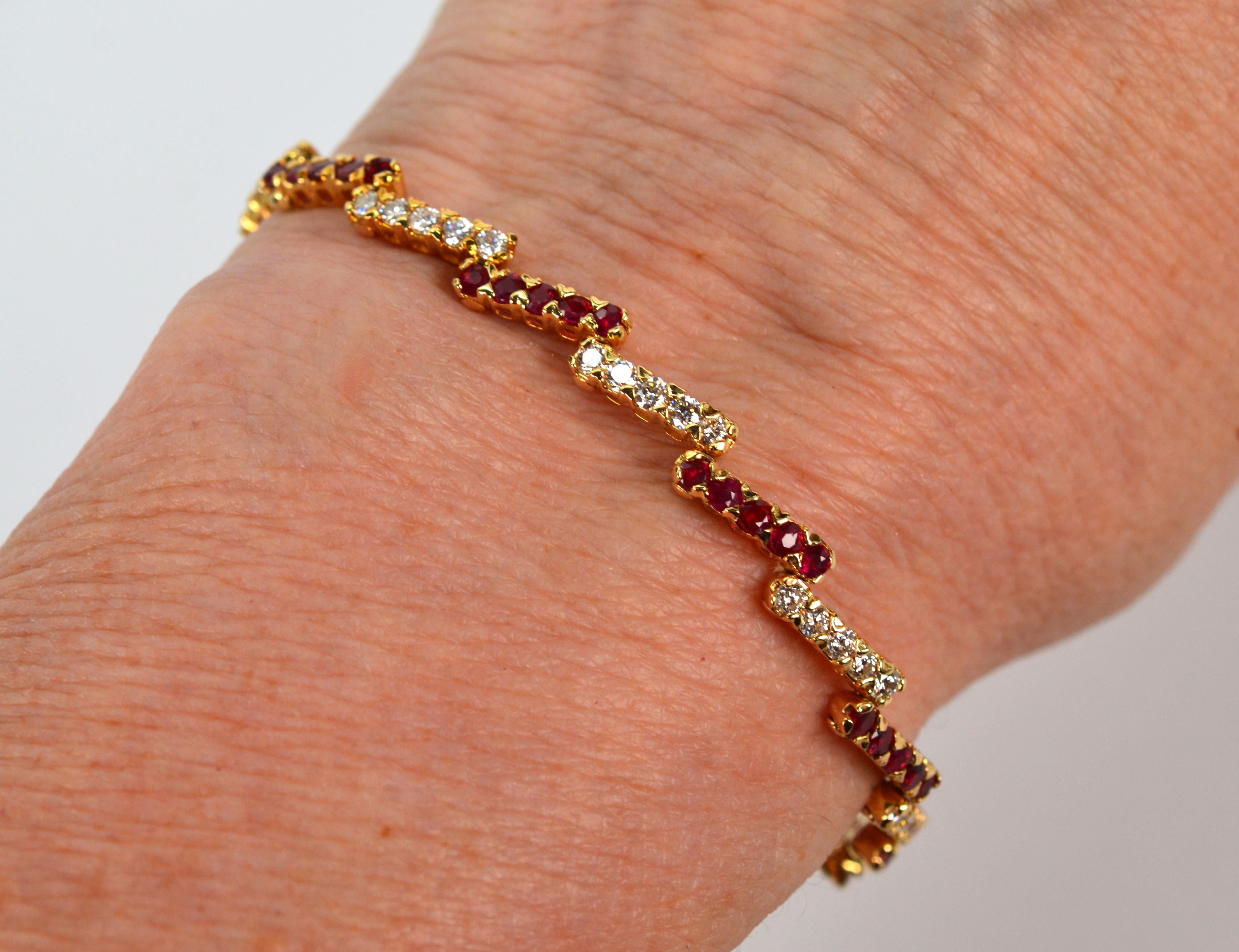 Rubin Diamant 14 Karat Gelbgold Zig Zag Tennisarmband (Rundschliff) im Angebot