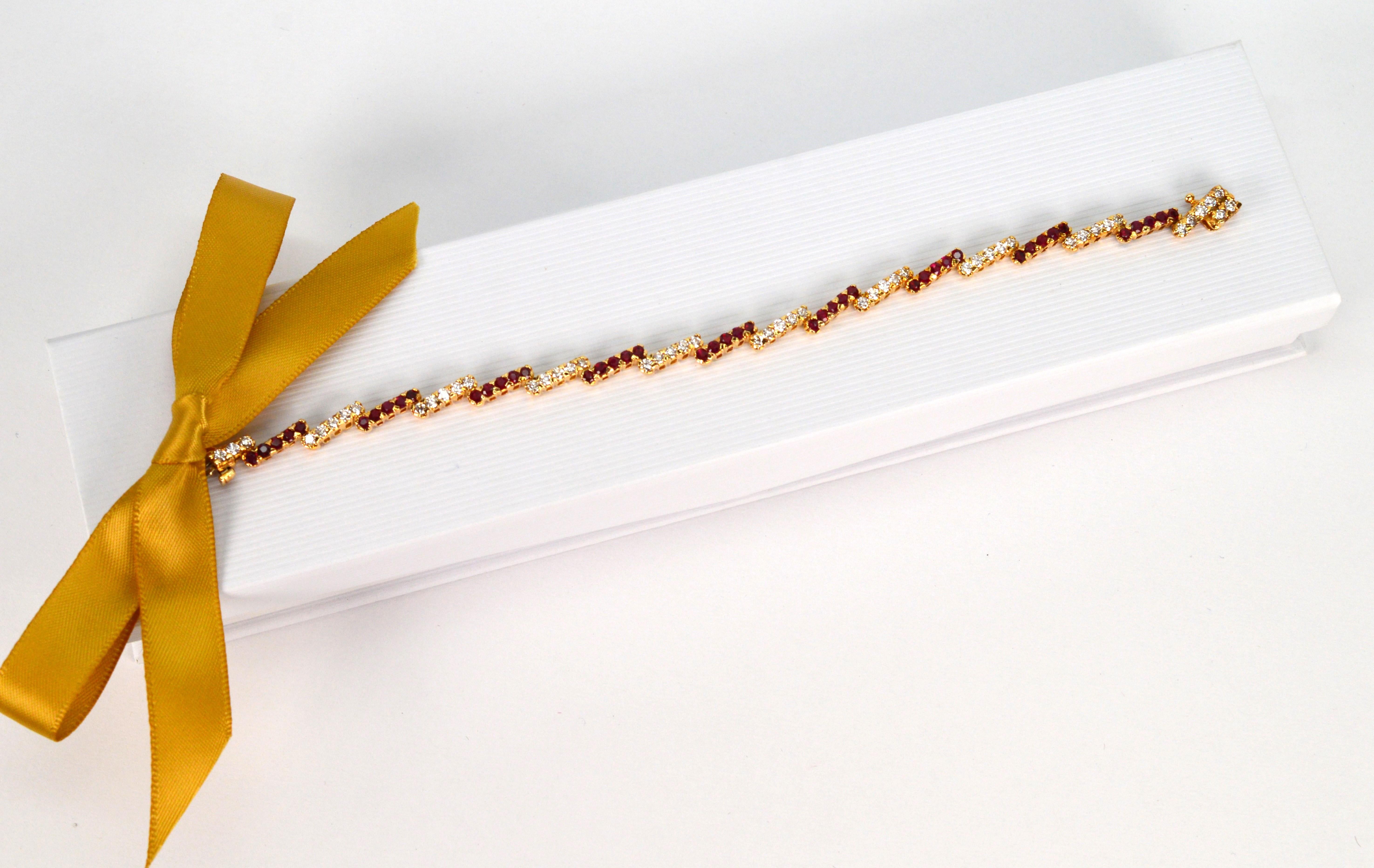 Rubin Diamant 14 Karat Gelbgold Zig Zag Tennisarmband im Zustand „Hervorragend“ im Angebot in Mount Kisco, NY