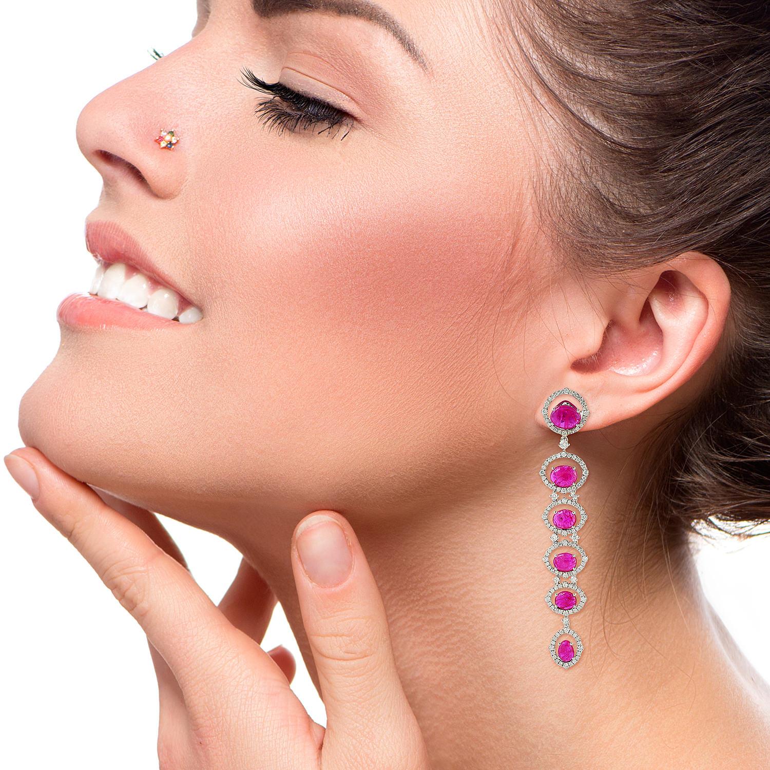 Moderne Boucles d'oreilles en or 18 carats avec rubis et diamants en vente