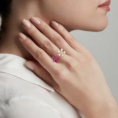 Anello aperto floreale con diamante e rubino in oro 18 carati