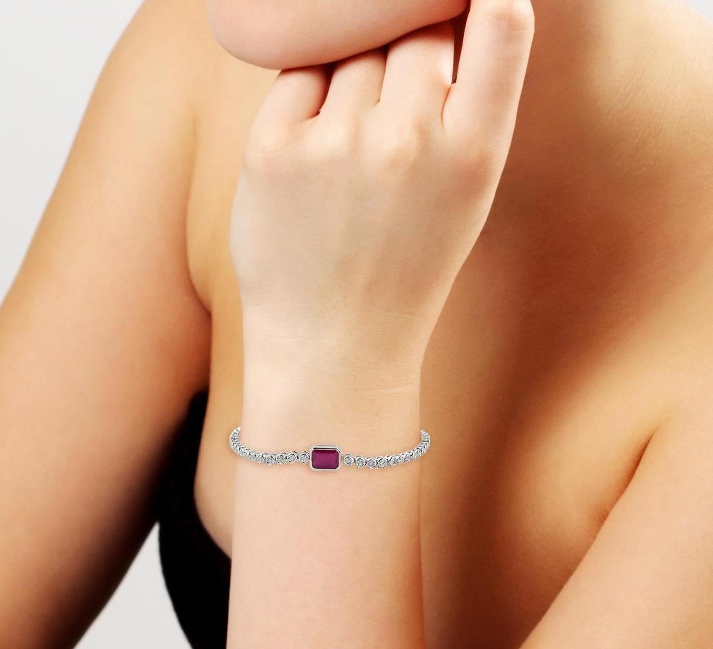 Un superbe bracelet fabriqué à la main en or 18K. Elle est sertie de rubis de 1,28 carats et de diamants de 0,5 carats. Disponible également en or rose et jaune.

SUIVRE  La vitrine de MEGHNA JEWELS pour découvrir la dernière collection et les