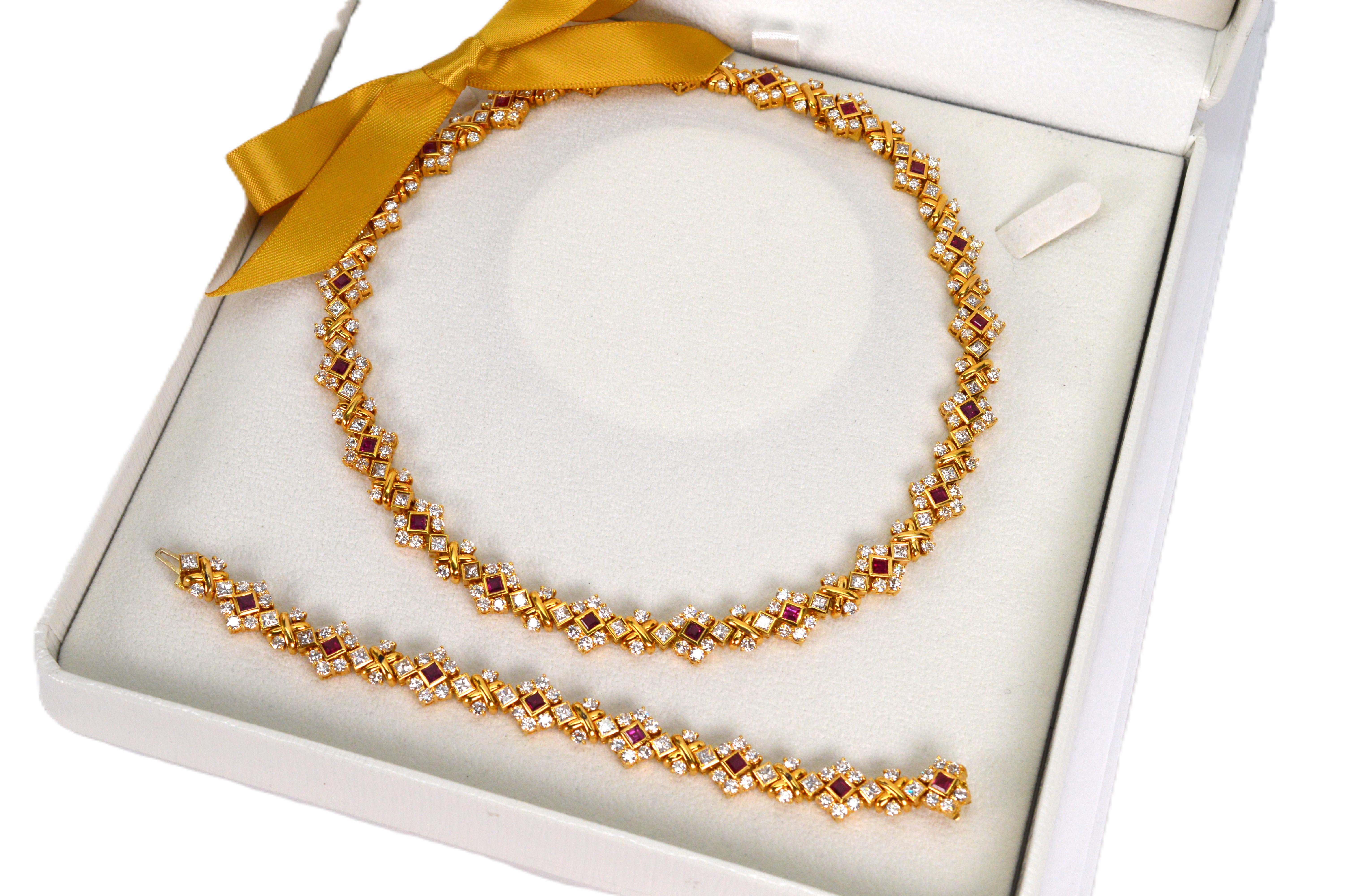 Reiche Rubine und weiße Diamanten funkeln in Hülle und Fülle auf dieser luxuriösen Halskette aus 18 Karat Gelbgold.  
Eine Kombination aus über 225 sorgfältig geschliffenen, runden, facettierten Diamanten, die einzeln in Zacken gefasst sind, wird