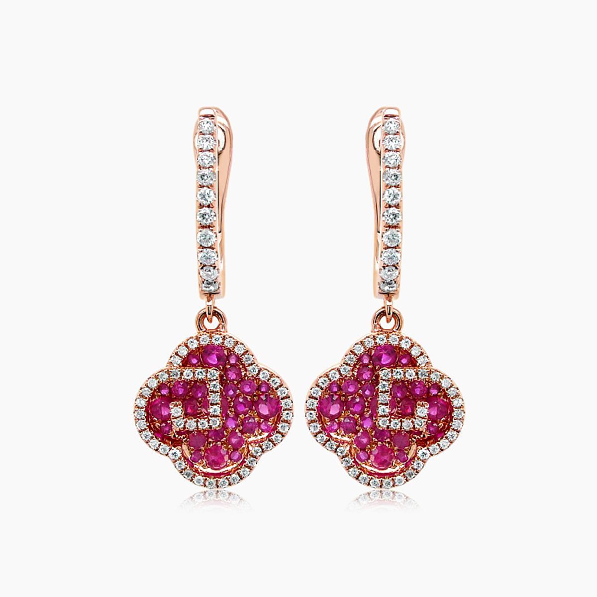 Orecchini pendenti in oro rosa 18 carati con rubino e diamante, stile fiore di trifoglio floreale In condizioni Nuovo in vendita a Oakton, VA