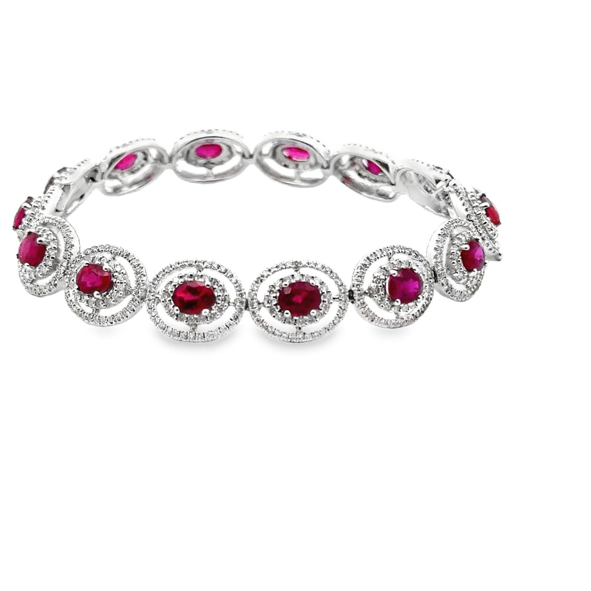 Un très beau bracelet avec des rubis de première qualité. Il y a un total de 14 rubis de forme ovale, pesant 7,86 carats, qui ont une couleur rouge vif exceptionnelle connue dans le commerce sous le nom de 