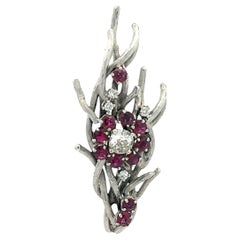 Spilla Motiff floreale in oro bianco 18 carati con diamante e rubino