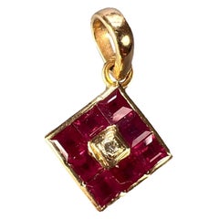 Pendentif grappe carrée angulaire en or jaune 18 carats avec rubis et diamants