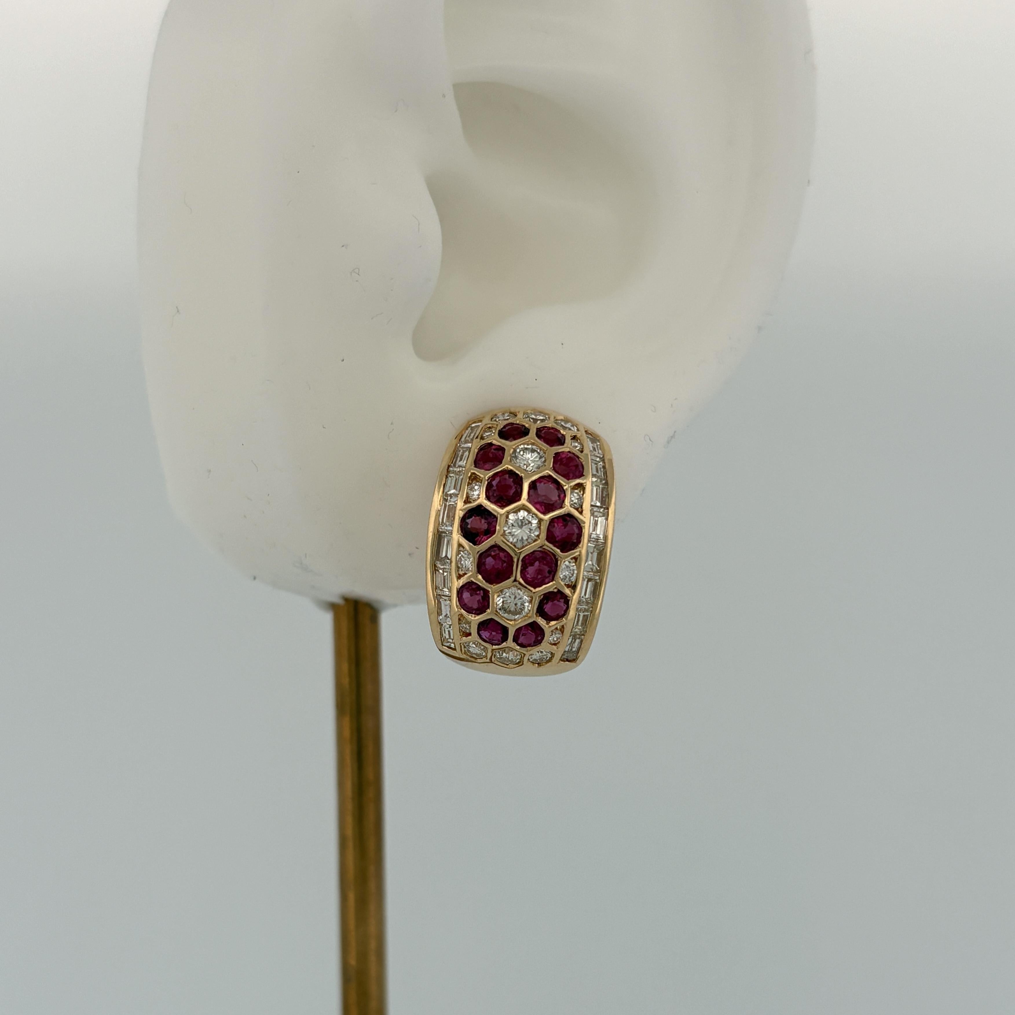 Pendientes de aro en forma de panal de oro amarillo de 18k con rubíes y diamantes 3,75 ctw en Excelente estado para la venta en Orlando, FL